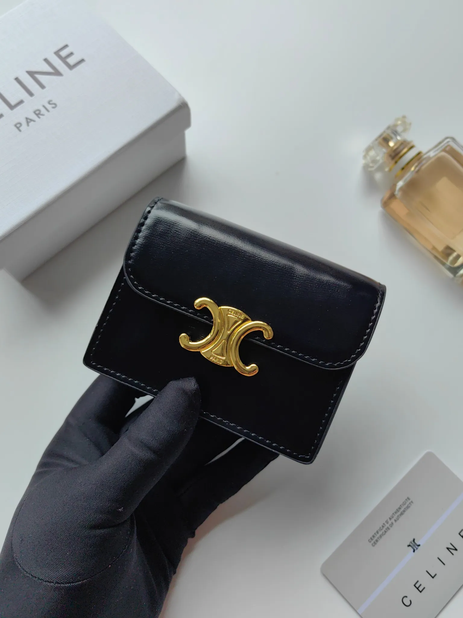 💰130 Celine's new card holder, TRIOMPHE business card holder, classic pattern large surface with plain microfiber interior, gold finish TRIOMPHE metal snap closure, 1 thickened main compartment, 3 inner card slots. No.: 10N063 Size: 10.5x8.5x3 cm