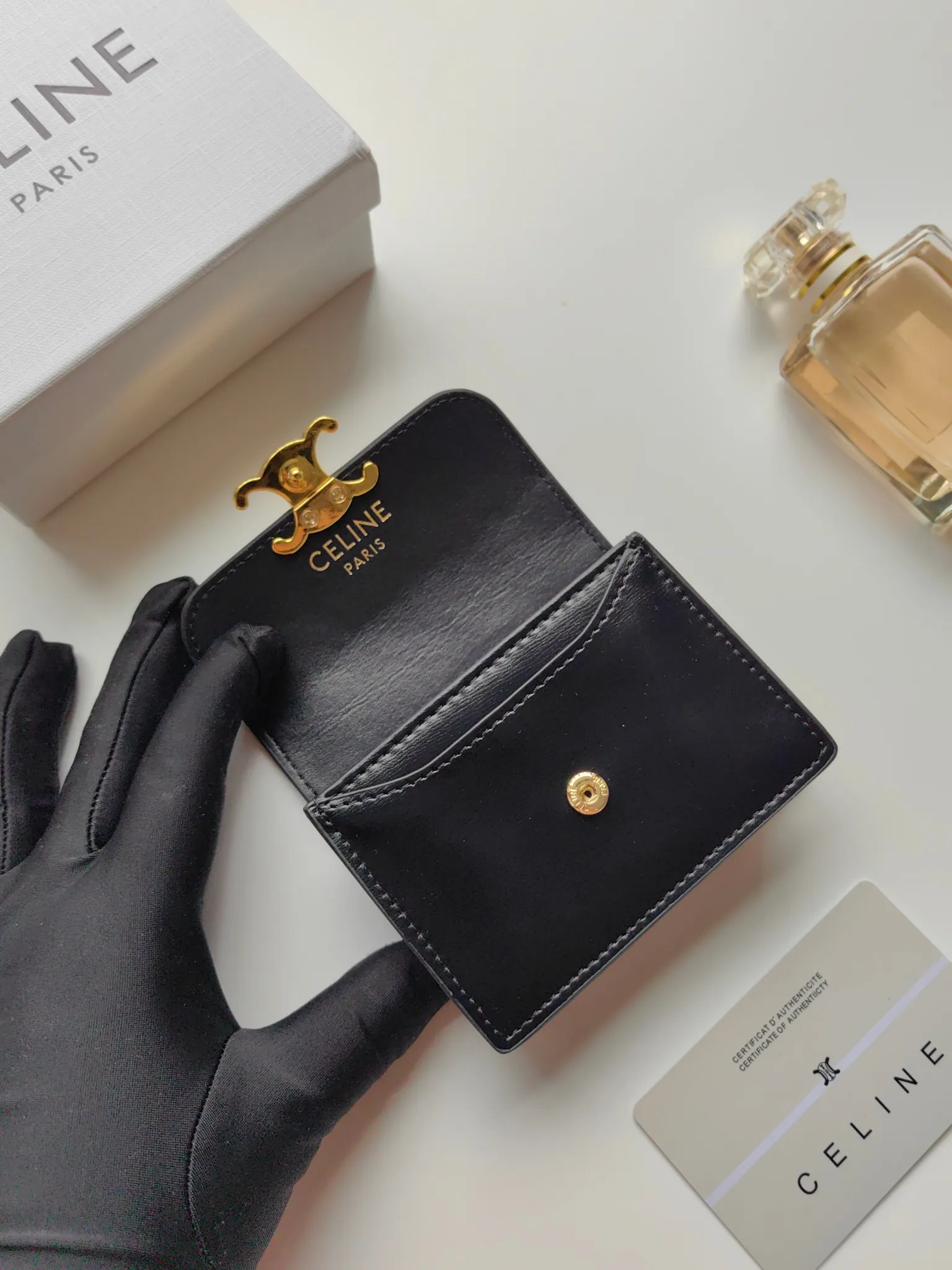 💰130 Celine's new card holder, TRIOMPHE business card holder, classic pattern large surface with plain microfiber interior, gold finish TRIOMPHE metal snap closure, 1 thickened main compartment, 3 inner card slots. No.: 10N063 Size: 10.5x8.5x3 cm