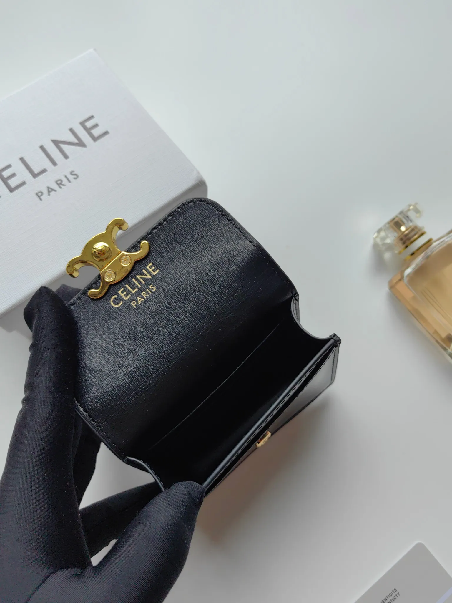 💰130 Celine's new card holder, TRIOMPHE business card holder, classic pattern large surface with plain microfiber interior, gold finish TRIOMPHE metal snap closure, 1 thickened main compartment, 3 inner card slots. No.: 10N063 Size: 10.5x8.5x3 cm