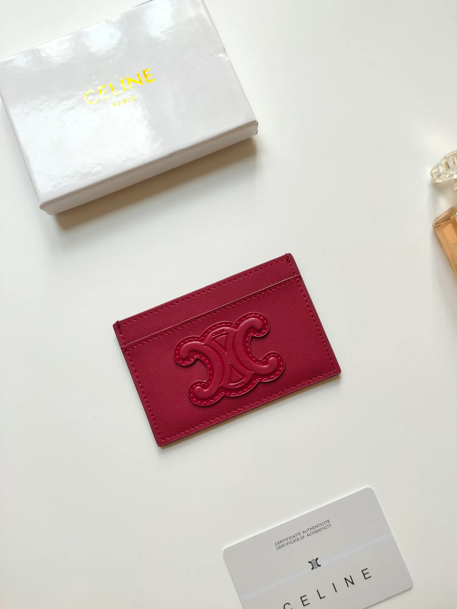 ￥90 CELINE's new embossed logo card holder, made of first-layer cowhide, two card slots + one middle pocket. Style number: 10B703 Size: 10.5 X 7cm