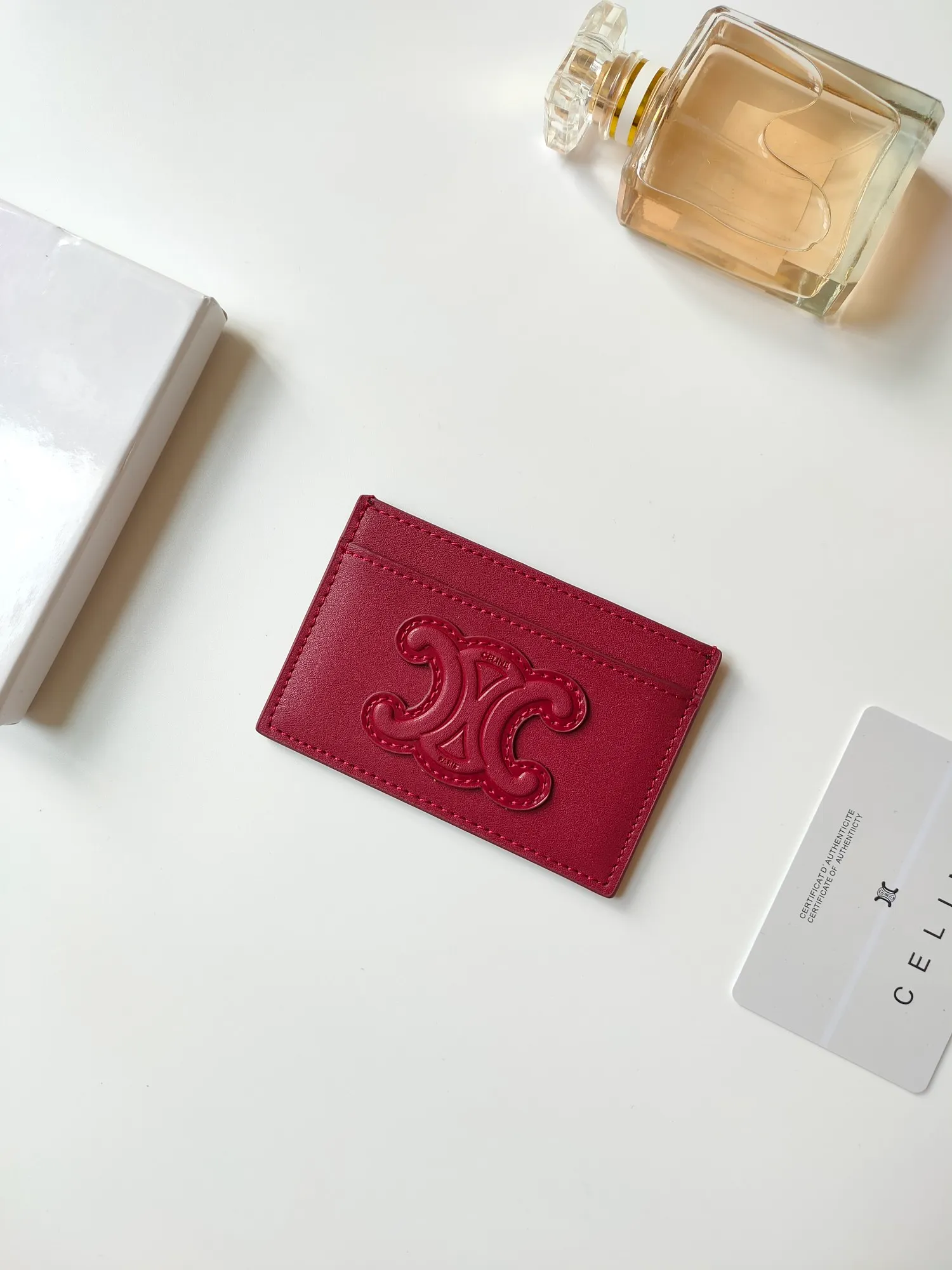 ￥90 CELINE's new embossed logo card holder, made of first-layer cowhide, two card slots + one middle pocket. Style number: 10B703 Size: 10.5 X 7cm