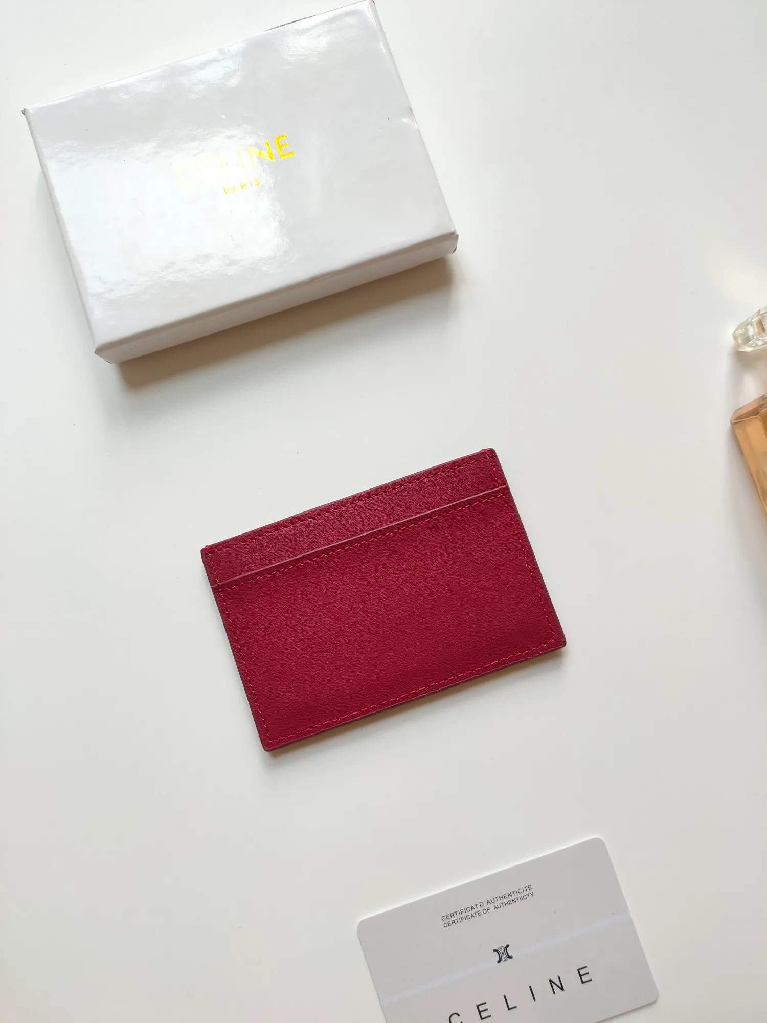 ￥90 CELINE's new embossed logo card holder, made of first-layer cowhide, two card slots + one middle pocket. Style number: 10B703 Size: 10.5 X 7cm
