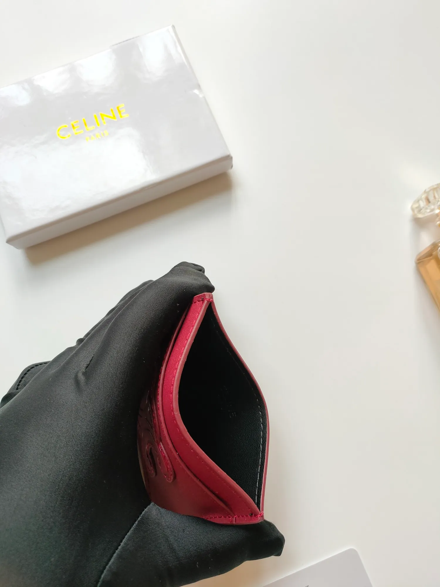 ￥90 CELINE's new embossed logo card holder, made of first-layer cowhide, two card slots + one middle pocket. Style number: 10B703 Size: 10.5 X 7cm