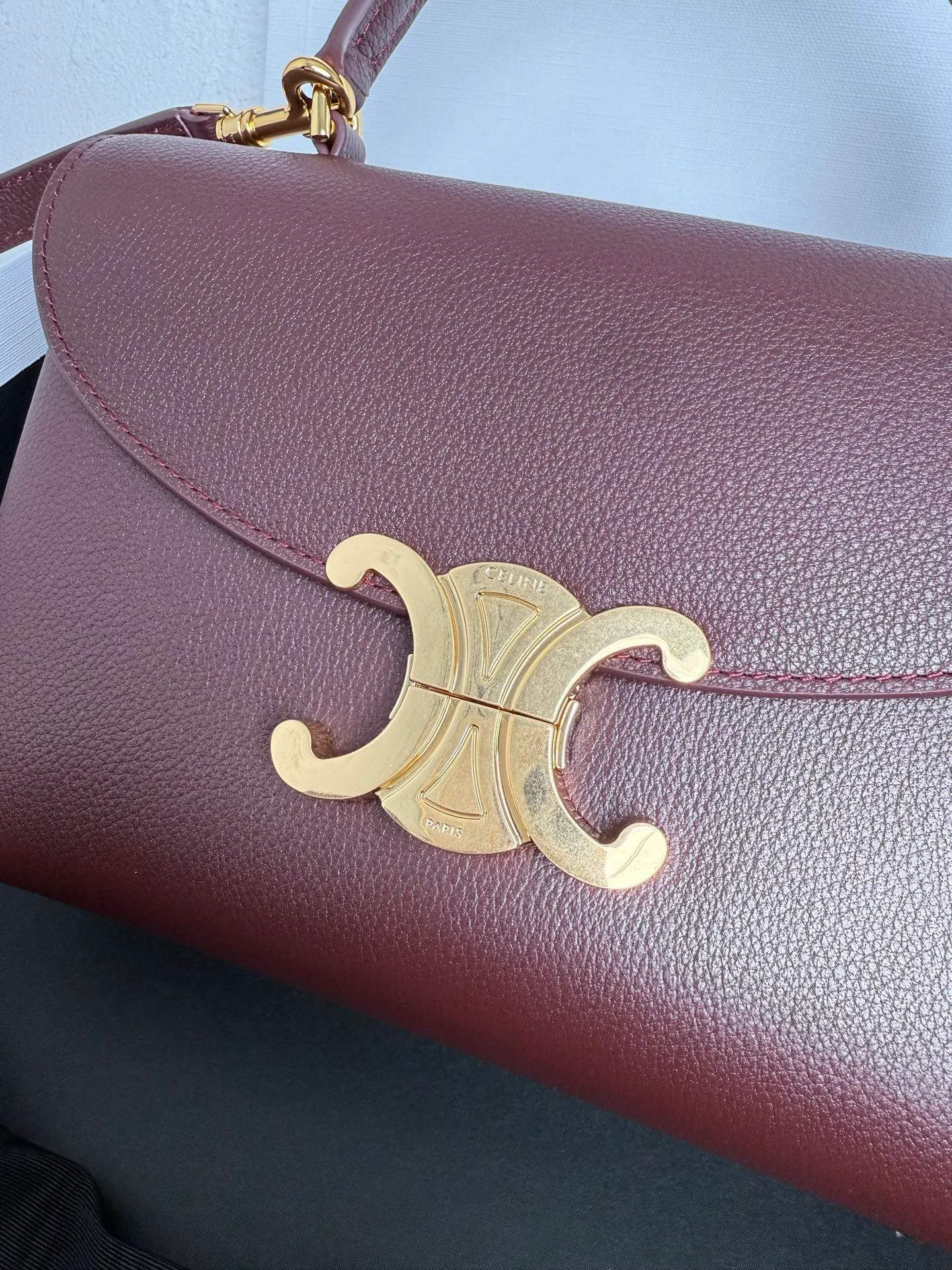 p1500 New product launched 🅰️🅰️CE Arc de Triomphe kelly handbag 👜 New Arc de Triomphe storage bag full of high-end feel! Simple and exquisite outline, whether it is calm black, low-key brown, classic presbyopia color scheme, etc... all exude an unparalleled sense of luxury ❤️ The lines of kelly's classic shape are simple and elegant, without unnecessary decoration, showing the aesthetic charm🫶🏻 Style number: 118113 Size: 20.5x13x8 (with original packaging)