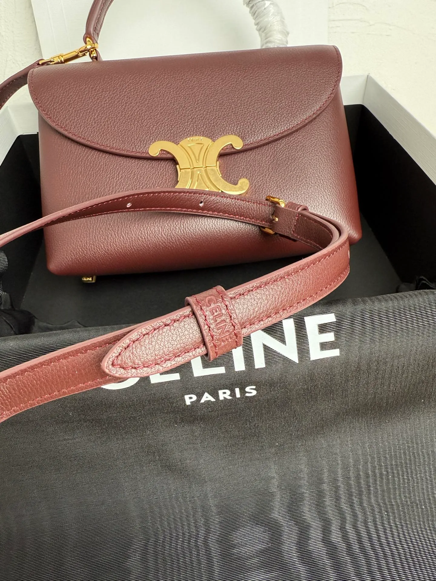 p1500 New product launched 🅰️🅰️CE Arc de Triomphe kelly handbag 👜 New Arc de Triomphe storage bag full of high-end feel! Simple and exquisite outline, whether it is calm black, low-key brown, classic presbyopia color scheme, etc... all exude an unparalleled sense of luxury ❤️ The lines of kelly's classic shape are simple and elegant, without unnecessary decoration, showing the aesthetic charm🫶🏻 Style number: 118113 Size: 20.5x13x8 (with original packaging)