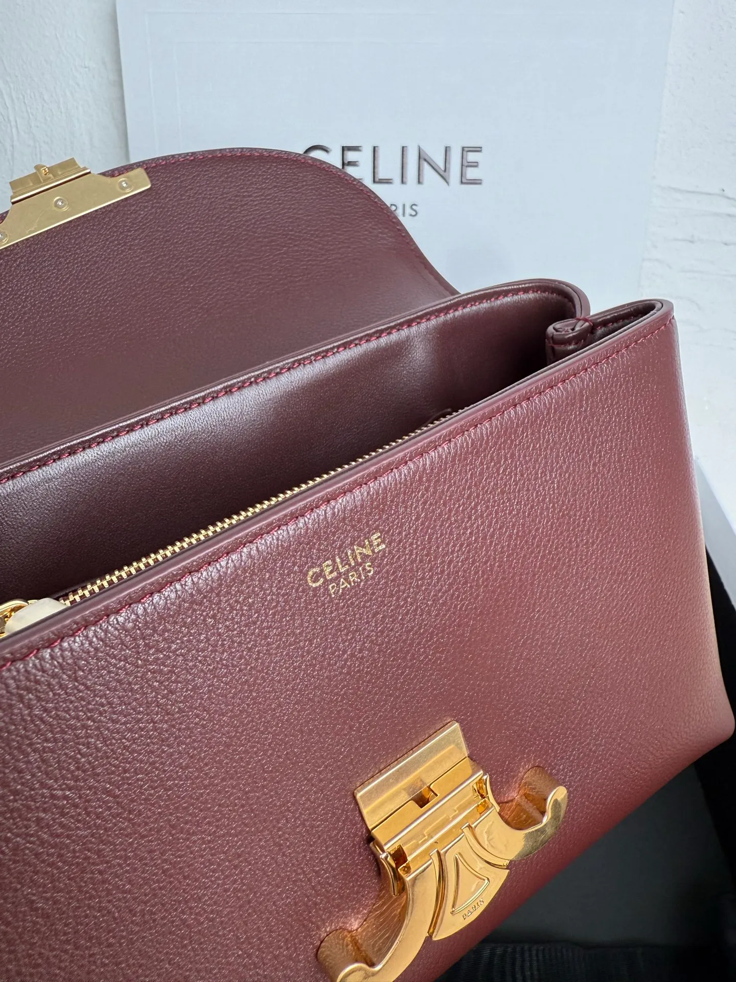 p1500 New product launched 🅰️🅰️CE Arc de Triomphe kelly handbag 👜 New Arc de Triomphe storage bag full of high-end feel! Simple and exquisite outline, whether it is calm black, low-key brown, classic presbyopia color scheme, etc... all exude an unparalleled sense of luxury ❤️ The lines of kelly's classic shape are simple and elegant, without unnecessary decoration, showing the aesthetic charm🫶🏻 Style number: 118113 Size: 20.5x13x8 (with original packaging)