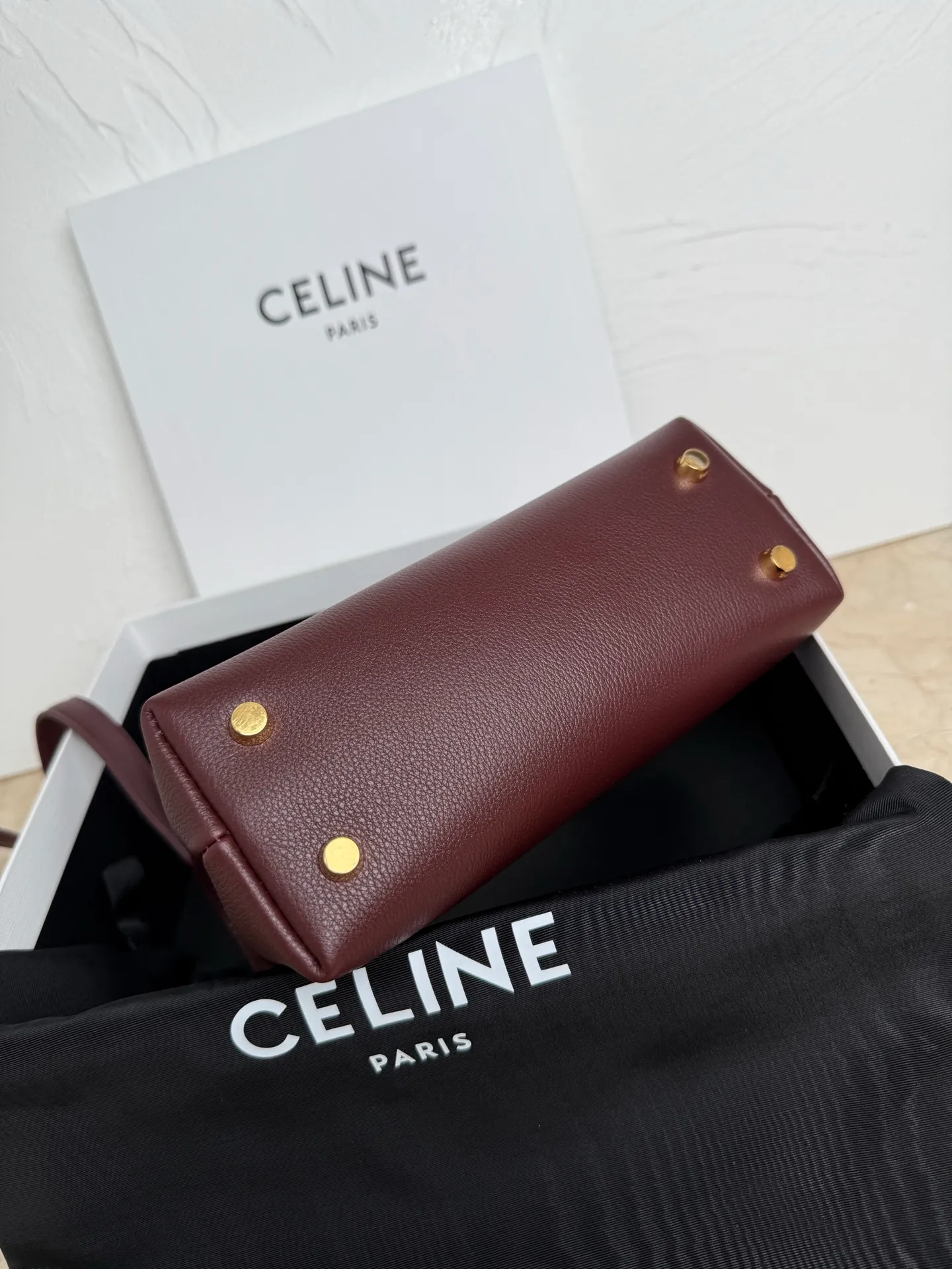 p1500 New product launched 🅰️🅰️CE Arc de Triomphe kelly handbag 👜 New Arc de Triomphe storage bag full of high-end feel! Simple and exquisite outline, whether it is calm black, low-key brown, classic presbyopia color scheme, etc... all exude an unparalleled sense of luxury ❤️ The lines of kelly's classic shape are simple and elegant, without unnecessary decoration, showing the aesthetic charm🫶🏻 Style number: 118113 Size: 20.5x13x8 (with original packaging)