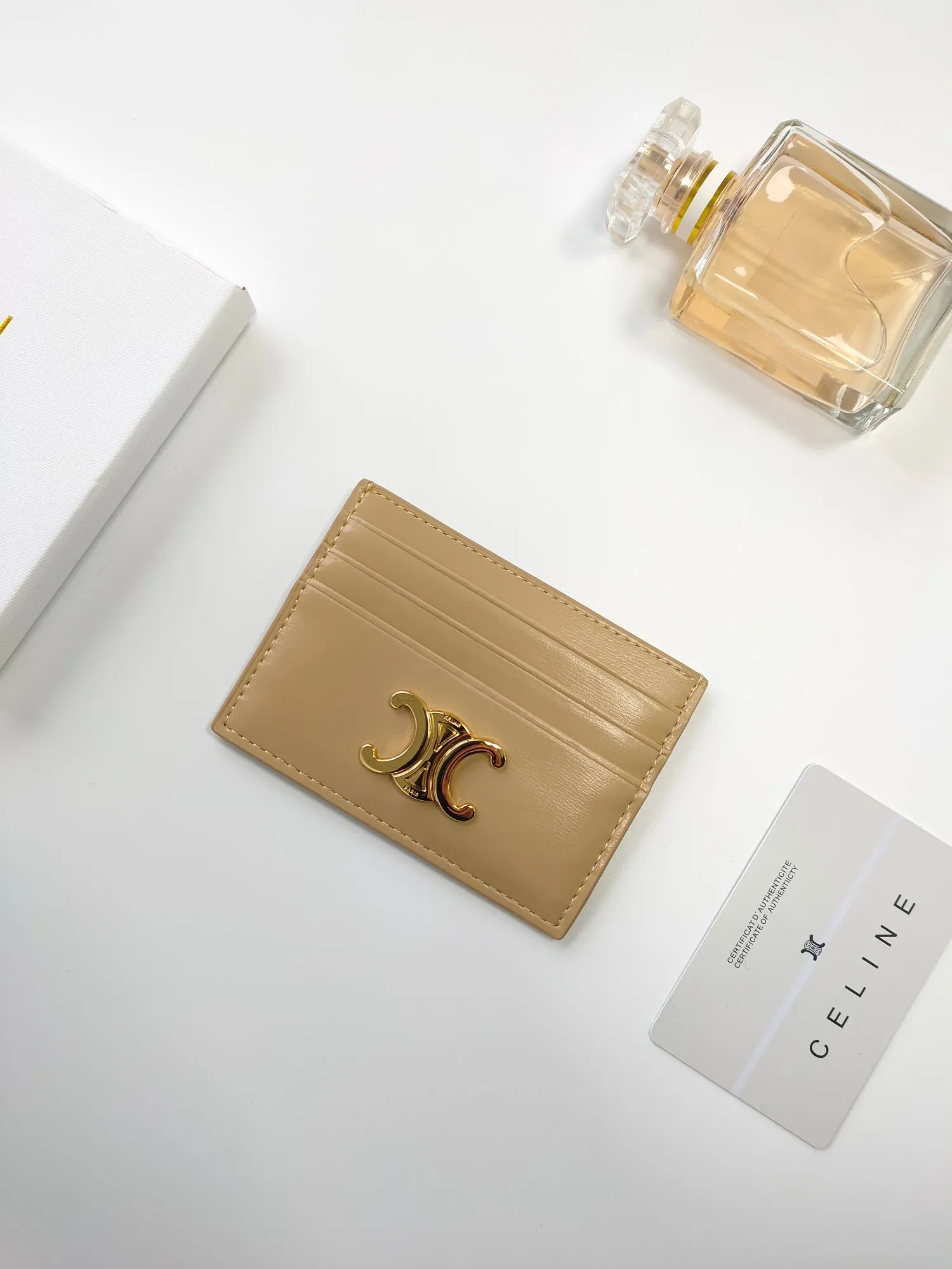 💰100💰CELINE's new embossed logo card holder, made of first-layer cowhide, two card slots + one middle pocket. Style number: 10L833 Size: 10.5×7cm