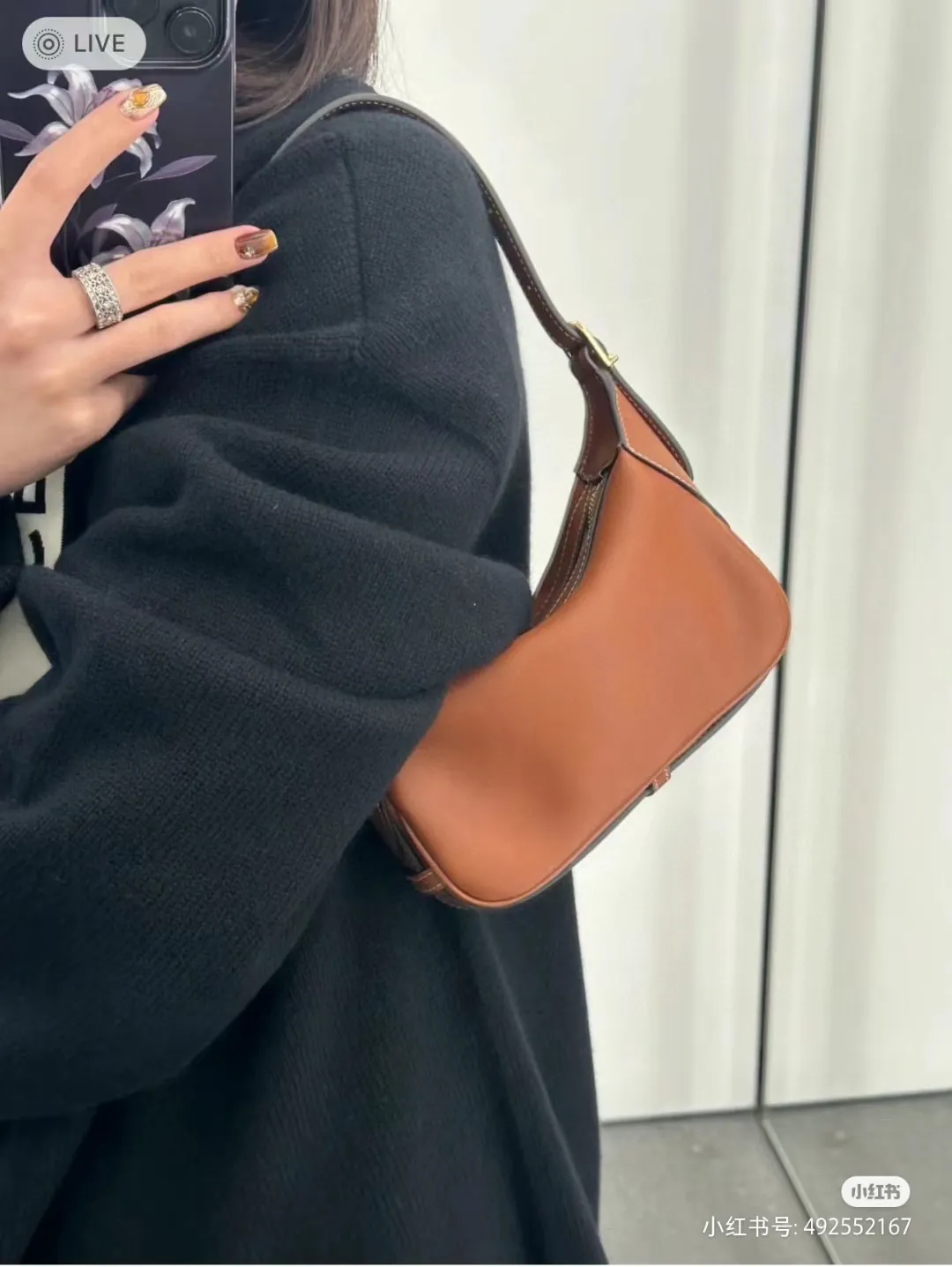 The outer skin is made of grained cowhide, which is very textured, soft and glutinous😘