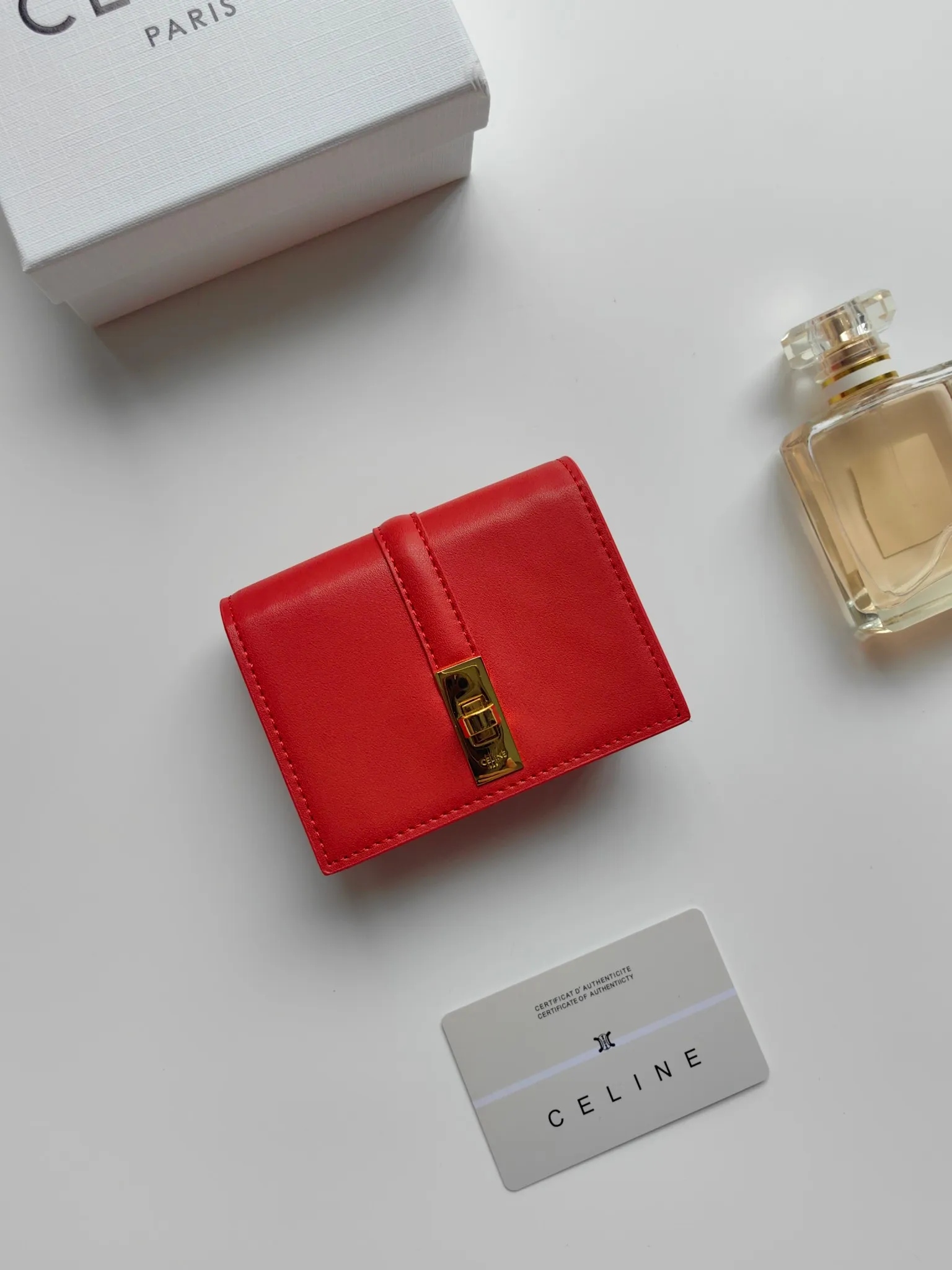 💰130, Celine's new card holder, TRIOMPHE flip card holder, classic pattern with plain microfiber inside, rotating lock closure, 1 thickened main compartment, 2 inner card slots. No.: 10M473 Size: 10.5x8.5x3 cm
