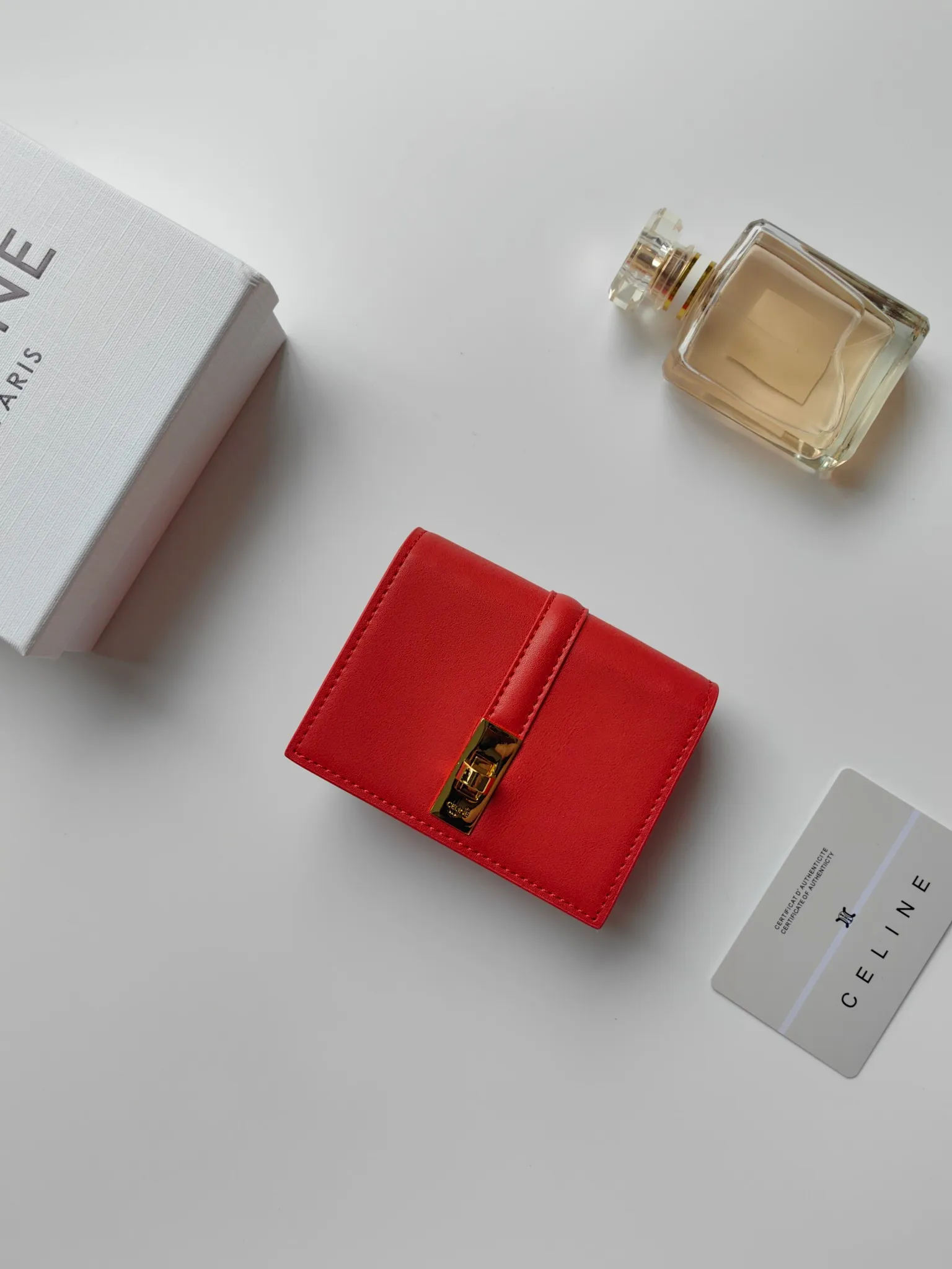💰130, Celine's new card holder, TRIOMPHE flip card holder, classic pattern with plain microfiber inside, rotating lock closure, 1 thickened main compartment, 2 inner card slots. No.: 10M473 Size: 10.5x8.5x3 cm