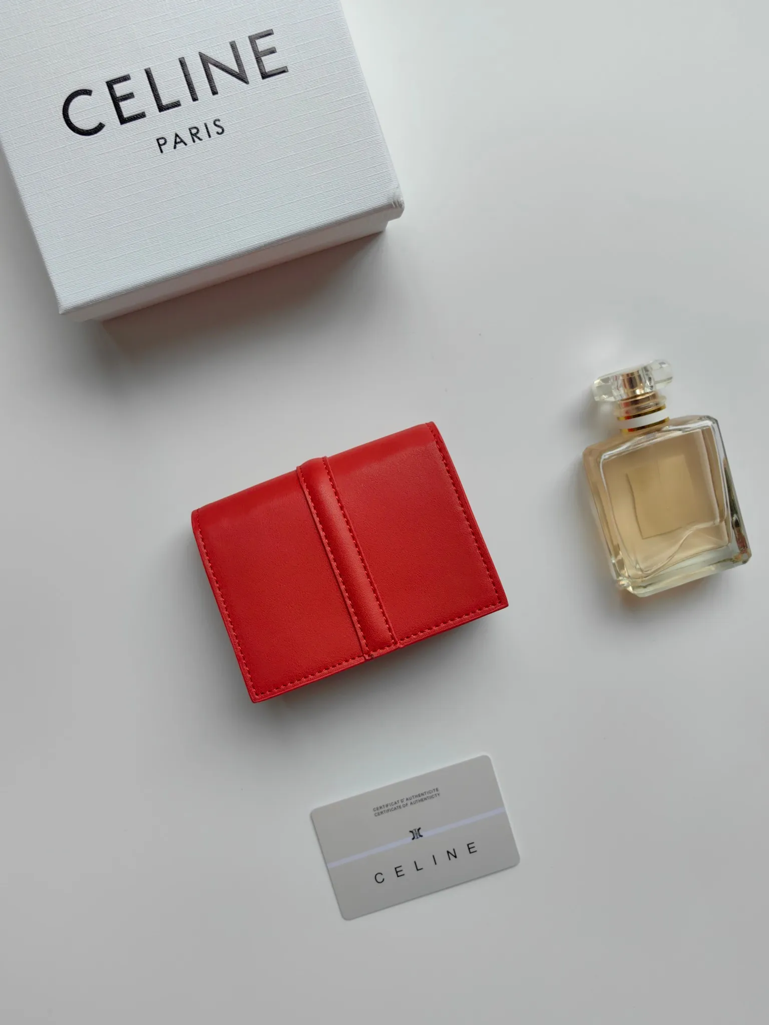 💰130, Celine's new card holder, TRIOMPHE flip card holder, classic pattern with plain microfiber inside, rotating lock closure, 1 thickened main compartment, 2 inner card slots. No.: 10M473 Size: 10.5x8.5x3 cm