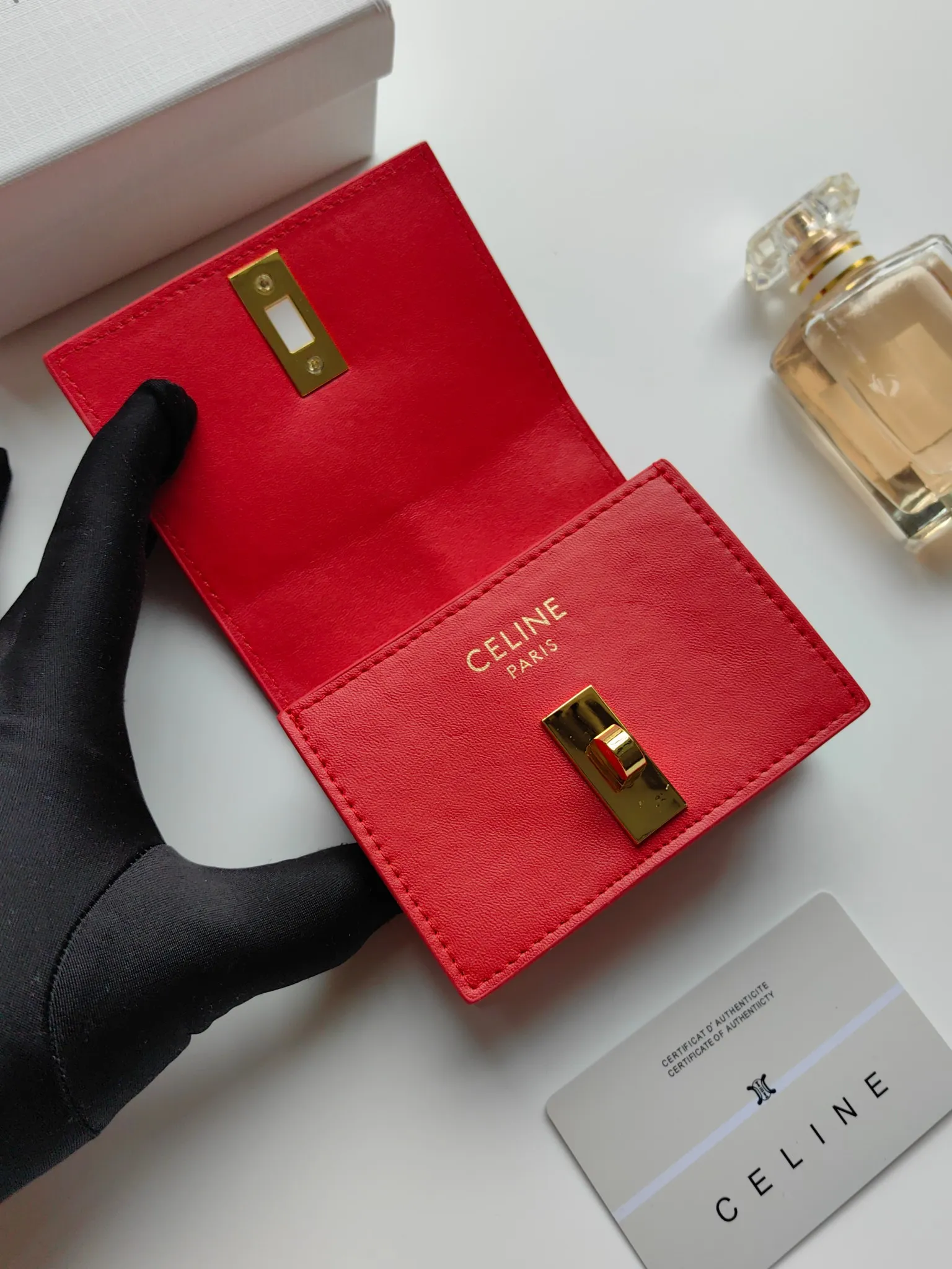 💰130, Celine's new card holder, TRIOMPHE flip card holder, classic pattern with plain microfiber inside, rotating lock closure, 1 thickened main compartment, 2 inner card slots. No.: 10M473 Size: 10.5x8.5x3 cm