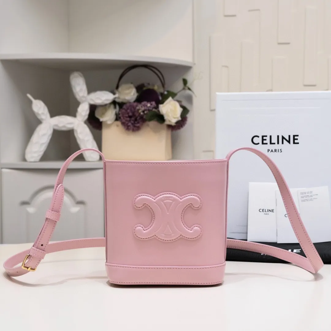 23s new spring and summer products｜CELIN_E CUIR TRIOMPHE mini smooth cow leather bucket bag Recommended items🎁｜Celine’s limited edition mini bucket is cute💕 The mini bucket is here ~ so cute, lining: cow leather/fabric, can be worn cross-body and shoulder, snap button closure, 1 main compartment, card slot on the inside. Dimensions: 19.5 X 16 X 7 cm Number: 10L433ESM.24LP