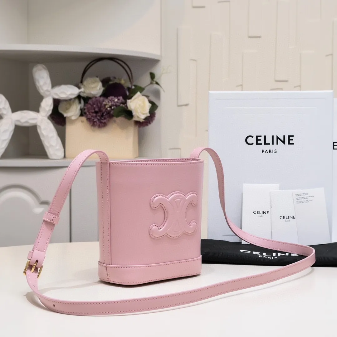 23s new spring and summer products｜CELIN_E CUIR TRIOMPHE mini smooth cow leather bucket bag Recommended items🎁｜Celine’s limited edition mini bucket is cute💕 The mini bucket is here ~ so cute, lining: cow leather/fabric, can be worn cross-body and shoulder, snap button closure, 1 main compartment, card slot on the inside. Dimensions: 19.5 X 16 X 7 cm Number: 10L433ESM.24LP