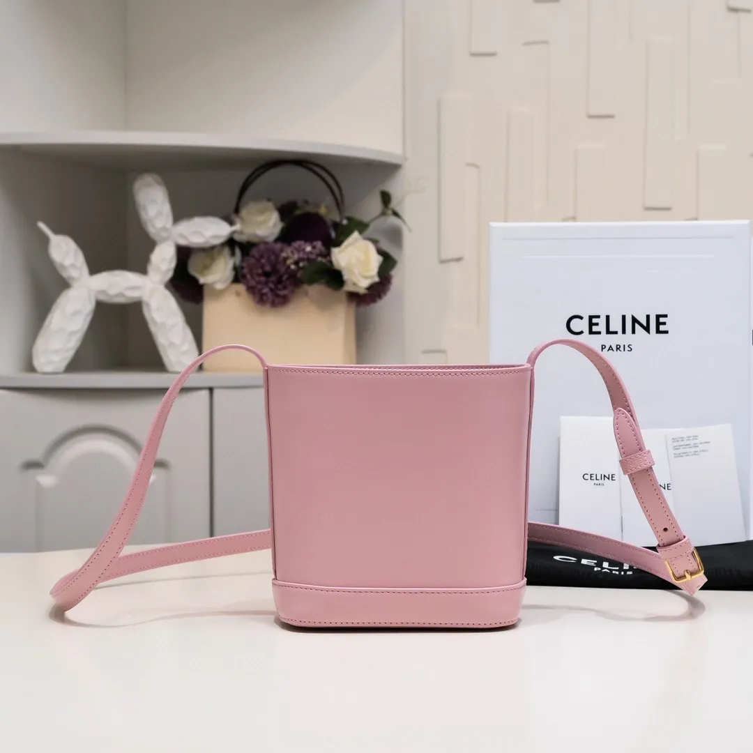 23s new spring and summer products｜CELIN_E CUIR TRIOMPHE mini smooth cow leather bucket bag Recommended items🎁｜Celine’s limited edition mini bucket is cute💕 The mini bucket is here ~ so cute, lining: cow leather/fabric, can be worn cross-body and shoulder, snap button closure, 1 main compartment, card slot on the inside. Dimensions: 19.5 X 16 X 7 cm Number: 10L433ESM.24LP
