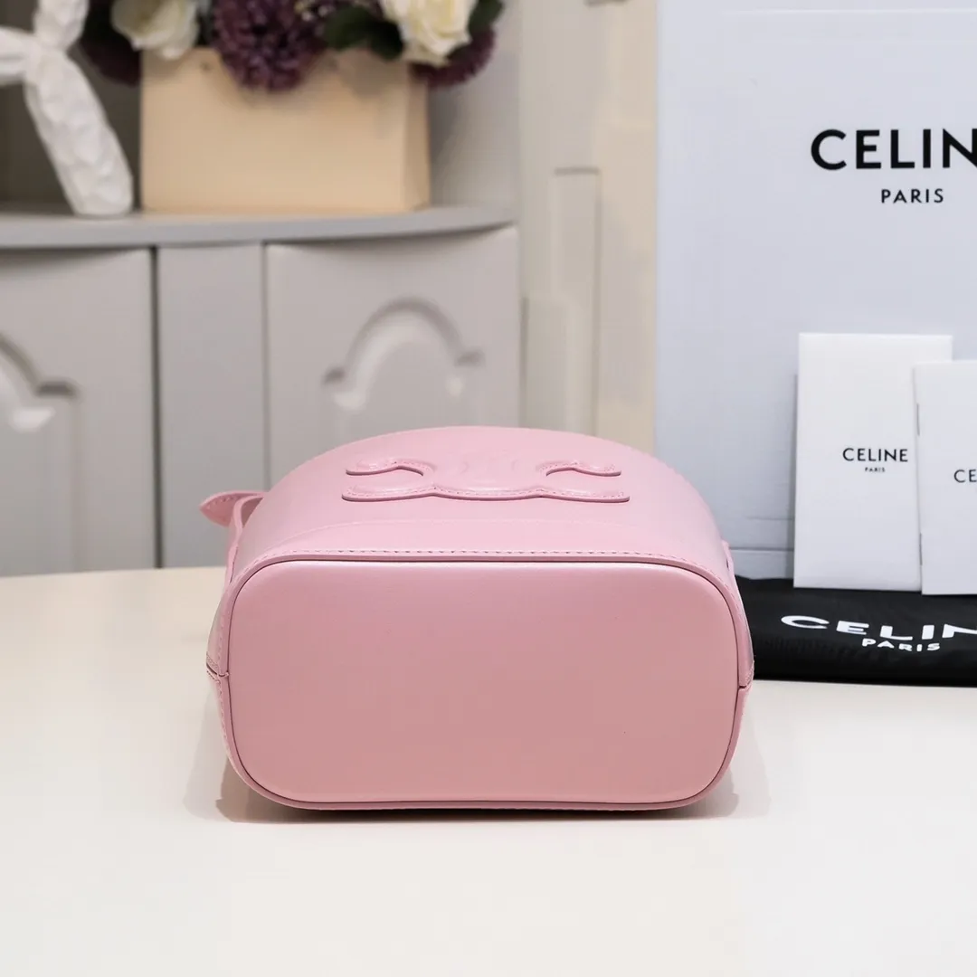 23s new spring and summer products｜CELIN_E CUIR TRIOMPHE mini smooth cow leather bucket bag Recommended items🎁｜Celine’s limited edition mini bucket is cute💕 The mini bucket is here ~ so cute, lining: cow leather/fabric, can be worn cross-body and shoulder, snap button closure, 1 main compartment, card slot on the inside. Dimensions: 19.5 X 16 X 7 cm Number: 10L433ESM.24LP