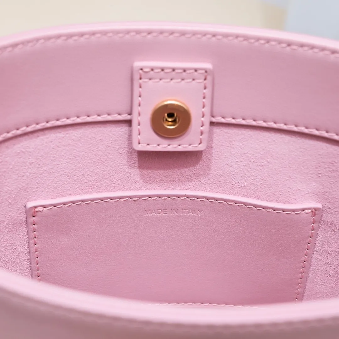 23s new spring and summer products｜CELIN_E CUIR TRIOMPHE mini smooth cow leather bucket bag Recommended items🎁｜Celine’s limited edition mini bucket is cute💕 The mini bucket is here ~ so cute, lining: cow leather/fabric, can be worn cross-body and shoulder, snap button closure, 1 main compartment, card slot on the inside. Dimensions: 19.5 X 16 X 7 cm Number: 10L433ESM.24LP