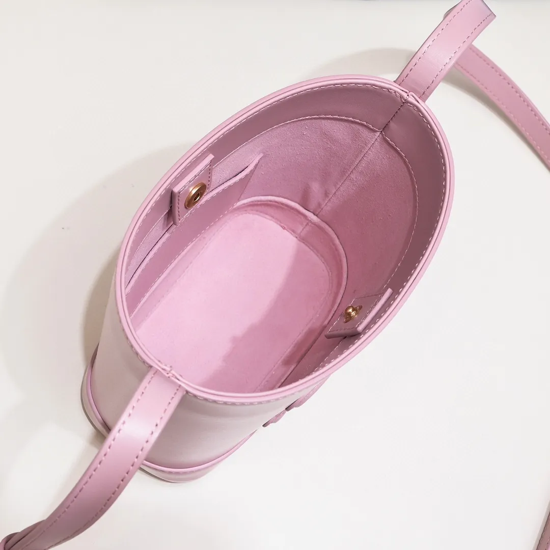 23s new spring and summer products｜CELIN_E CUIR TRIOMPHE mini smooth cow leather bucket bag Recommended items🎁｜Celine’s limited edition mini bucket is cute💕 The mini bucket is here ~ so cute, lining: cow leather/fabric, can be worn cross-body and shoulder, snap button closure, 1 main compartment, card slot on the inside. Dimensions: 19.5 X 16 X 7 cm Number: 10L433ESM.24LP