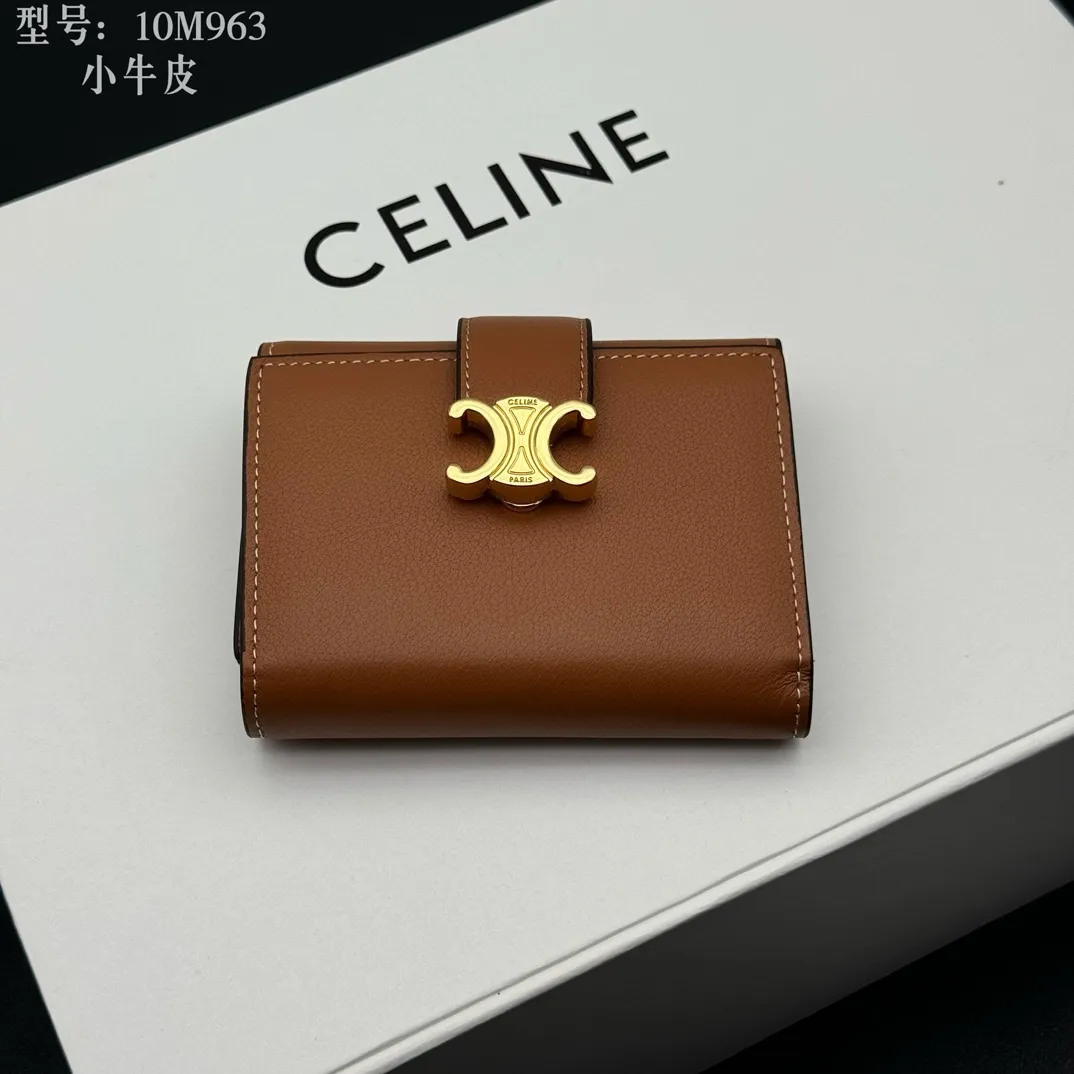 💰160 💎Top quality, full leather inside and outside 𝗖𝗘𝗟𝗜𝗡𝗘 Arc de Triomphe 3-fold hardware wallet # 2-layer cowhide, non-transfer‼ ️ Exclusive real shot of CELINE. There is no color difference in the picture. The details are exactly the same. Small items that enhance taste, classic and popular style. CELINE VICTOIRE soft cow leather exquisite wallet. Cow leather lining. Gold finish. TRIOMPHE metal stud switch. One zipper coin pocket. Four credit card slots. Three flat pockets. One banknote pocket. No.: 10M963 Size: 10.5x8x2