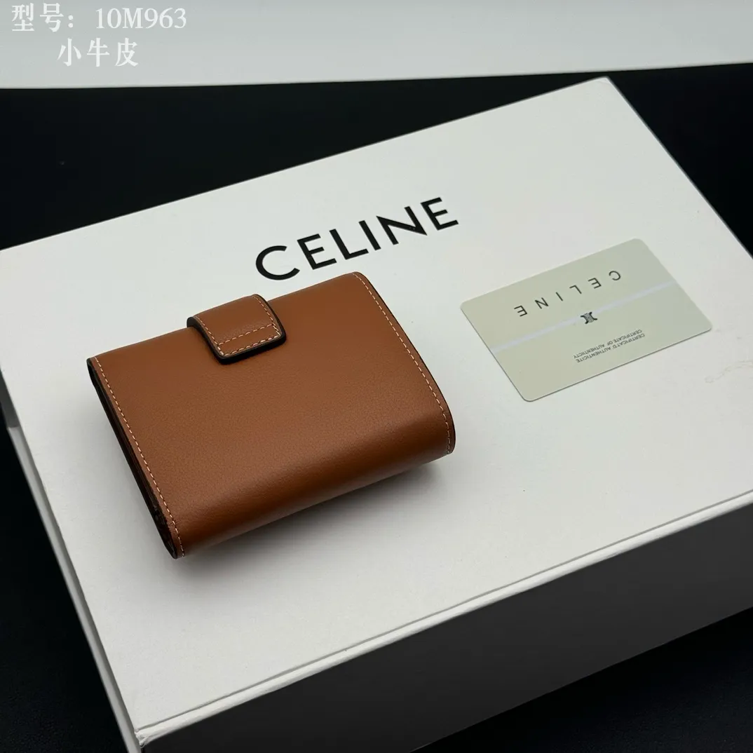 💰160 💎Top quality, full leather inside and outside 𝗖𝗘𝗟𝗜𝗡𝗘 Arc de Triomphe 3-fold hardware wallet # 2-layer cowhide, non-transfer‼ ️ Exclusive real shot of CELINE. There is no color difference in the picture. The details are exactly the same. Small items that enhance taste, classic and popular style. CELINE VICTOIRE soft cow leather exquisite wallet. Cow leather lining. Gold finish. TRIOMPHE metal stud switch. One zipper coin pocket. Four credit card slots. Three flat pockets. One banknote pocket. No.: 10M963 Size: 10.5x8x2