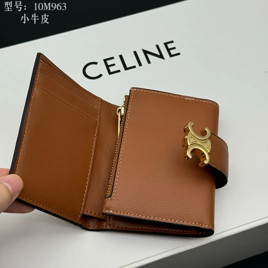 💰160 💎Top quality, full leather inside and outside 𝗖𝗘𝗟𝗜𝗡𝗘 Arc de Triomphe 3-fold hardware wallet # 2-layer cowhide, non-transfer‼ ️ Exclusive real shot of CELINE. There is no color difference in the picture. The details are exactly the same. Small items that enhance taste, classic and popular style. CELINE VICTOIRE soft cow leather exquisite wallet. Cow leather lining. Gold finish. TRIOMPHE metal stud switch. One zipper coin pocket. Four credit card slots. Three flat pockets. One banknote pocket. No.: 10M963 Size: 10.5x8x2