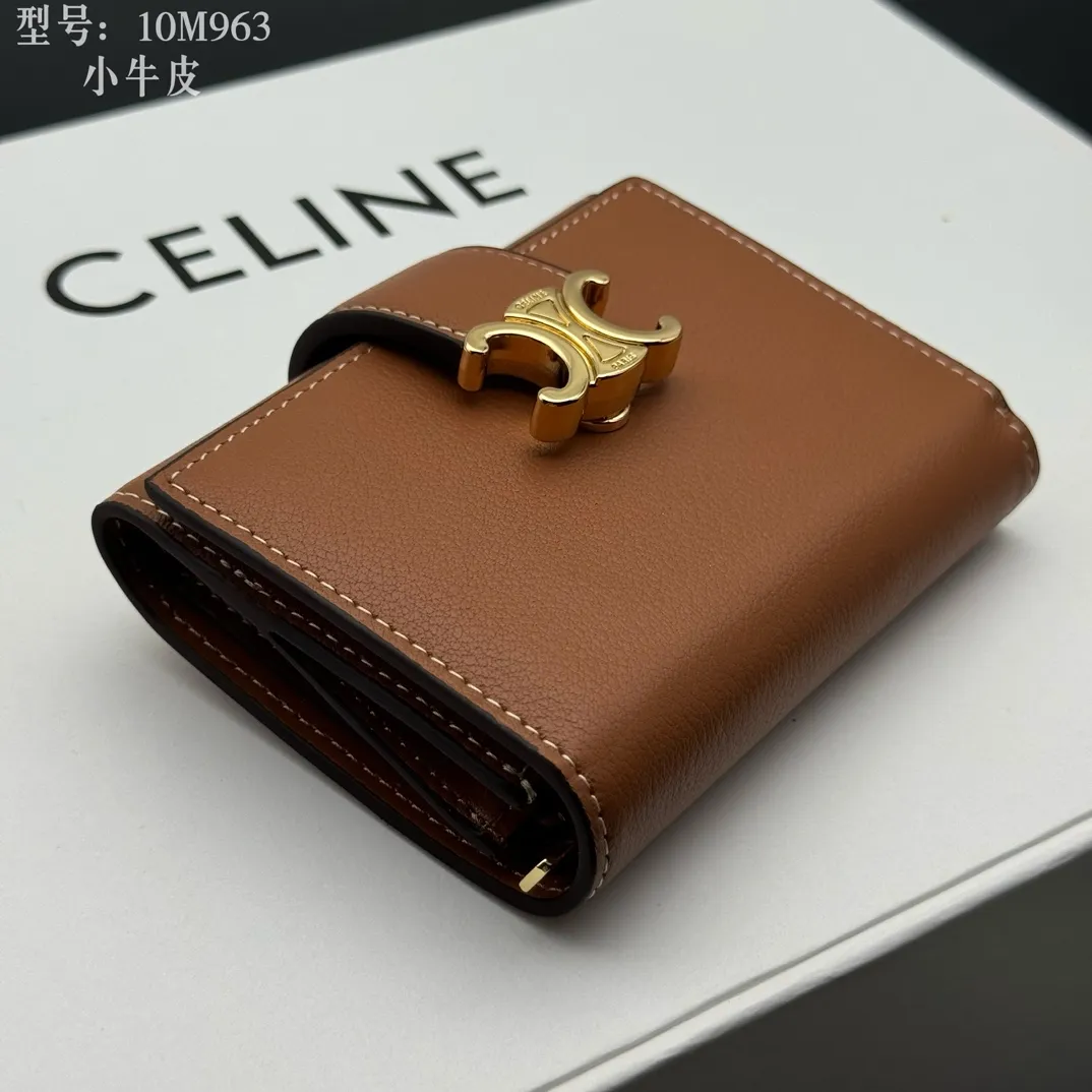 💰160 💎Top quality, full leather inside and outside 𝗖𝗘𝗟𝗜𝗡𝗘 Arc de Triomphe 3-fold hardware wallet # 2-layer cowhide, non-transfer‼ ️ Exclusive real shot of CELINE. There is no color difference in the picture. The details are exactly the same. Small items that enhance taste, classic and popular style. CELINE VICTOIRE soft cow leather exquisite wallet. Cow leather lining. Gold finish. TRIOMPHE metal stud switch. One zipper coin pocket. Four credit card slots. Three flat pockets. One banknote pocket. No.: 10M963 Size: 10.5x8x2