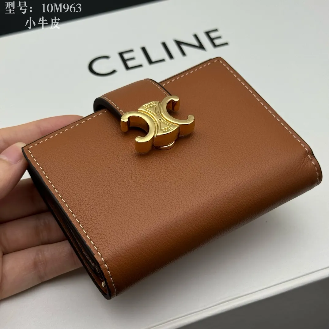 💰160 💎Top quality, full leather inside and outside 𝗖𝗘𝗟𝗜𝗡𝗘 Arc de Triomphe 3-fold hardware wallet # 2-layer cowhide, non-transfer‼ ️ Exclusive real shot of CELINE. There is no color difference in the picture. The details are exactly the same. Small items that enhance taste, classic and popular style. CELINE VICTOIRE soft cow leather exquisite wallet. Cow leather lining. Gold finish. TRIOMPHE metal stud switch. One zipper coin pocket. Four credit card slots. Three flat pockets. One banknote pocket. No.: 10M963 Size: 10.5x8x2