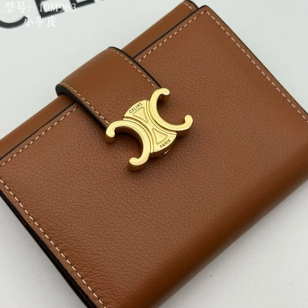 💰160 💎Top quality, full leather inside and outside 𝗖𝗘𝗟𝗜𝗡𝗘 Arc de Triomphe 3-fold hardware wallet # 2-layer cowhide, non-transfer‼ ️ Exclusive real shot of CELINE. There is no color difference in the picture. The details are exactly the same. Small items that enhance taste, classic and popular style. CELINE VICTOIRE soft cow leather exquisite wallet. Cow leather lining. Gold finish. TRIOMPHE metal stud switch. One zipper coin pocket. Four credit card slots. Three flat pockets. One banknote pocket. No.: 10M963 Size: 10.5x8x2