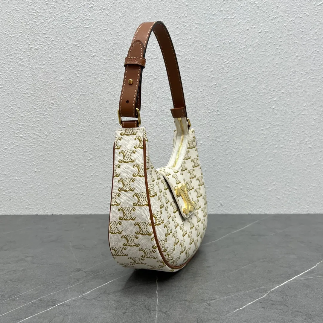 2023 new style💕TRIOMPHE CANVAS logo printed AVA armpit bag, cow leather edge, fabric lining, gold shoulder and handle, zipper closure, leather flap, with TRIOMPHE magnetic buckle 1 inner flat pocket Adjustable shoulder strap, minimum length 8 inches (22 cm), maximum length 9 inches (23 cm) No.: 114492BZJ.04LU Size: (23 X 13.5 X 6 cm)