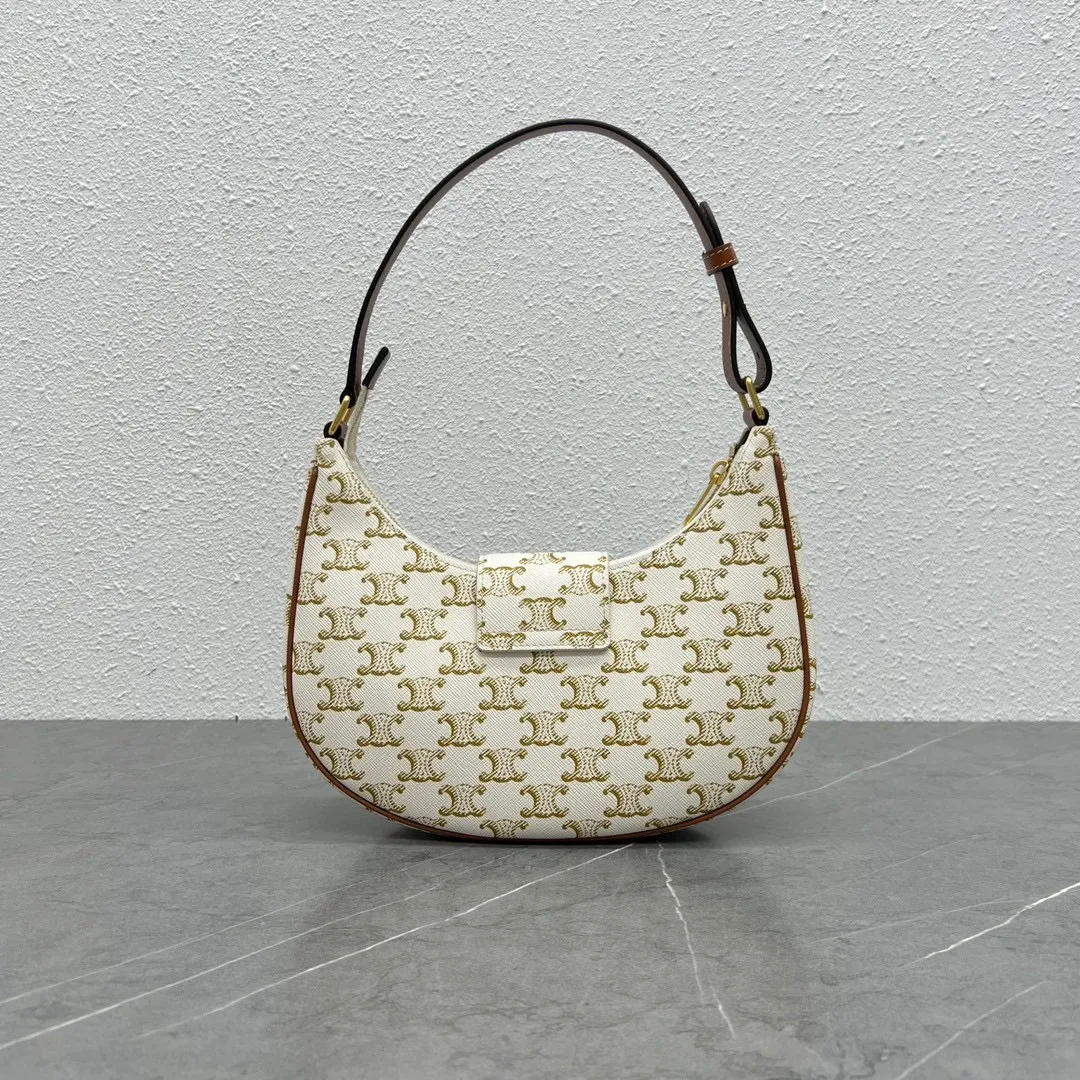 2023 new style💕TRIOMPHE CANVAS logo printed AVA armpit bag, cow leather edge, fabric lining, gold shoulder and handle, zipper closure, leather flap, with TRIOMPHE magnetic buckle 1 inner flat pocket Adjustable shoulder strap, minimum length 8 inches (22 cm), maximum length 9 inches (23 cm) No.: 114492BZJ.04LU Size: (23 X 13.5 X 6 cm)