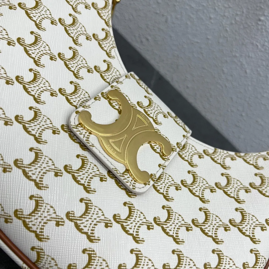 2023 new style💕TRIOMPHE CANVAS logo printed AVA armpit bag, cow leather edge, fabric lining, gold shoulder and handle, zipper closure, leather flap, with TRIOMPHE magnetic buckle 1 inner flat pocket Adjustable shoulder strap, minimum length 8 inches (22 cm), maximum length 9 inches (23 cm) No.: 114492BZJ.04LU Size: (23 X 13.5 X 6 cm)
