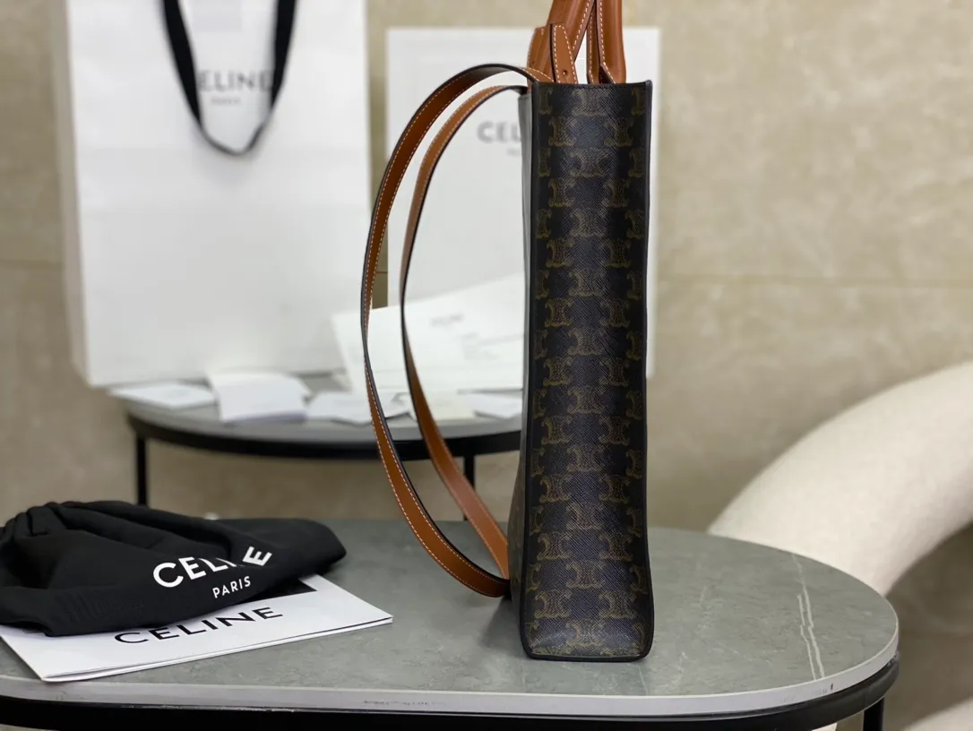 💰1240 The top product in the market 𝐂𝐄𝐋𝐍𝐄 | Small size 𝐓𝐨𝐭𝐞 Mini Tote is the most beautiful encounter this summer〰️ Full of high-end simple style⸝⸝⸝⸝⸝ Super versatile item/can be used for almost all clothes! Whether it's a crossbody or a handbag, it's very suitable🌾 It's so cute💓 It's a "hidden but hidden" bag that can't be packed easily❏ 𝑆　𝑧𝑒: 𝟮𝟴.𝟱*𝟯𝟯*𝟴𝒄𝒎 Model: 191542
