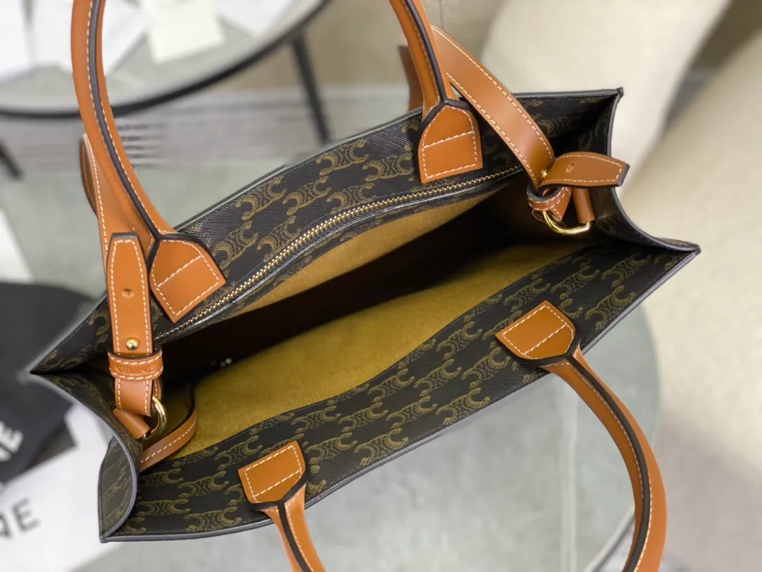 💰1240 The top product in the market 𝐂𝐄𝐋𝐍𝐄 | Small size 𝐓𝐨𝐭𝐞 Mini Tote is the most beautiful encounter this summer〰️ Full of high-end simple style⸝⸝⸝⸝⸝ Super versatile item/can be used for almost all clothes! Whether it's a crossbody or a handbag, it's very suitable🌾 It's so cute💓 It's a "hidden but hidden" bag that can't be packed easily❏ 𝑆　𝑧𝑒: 𝟮𝟴.𝟱*𝟯𝟯*𝟴𝒄𝒎 Model: 191542