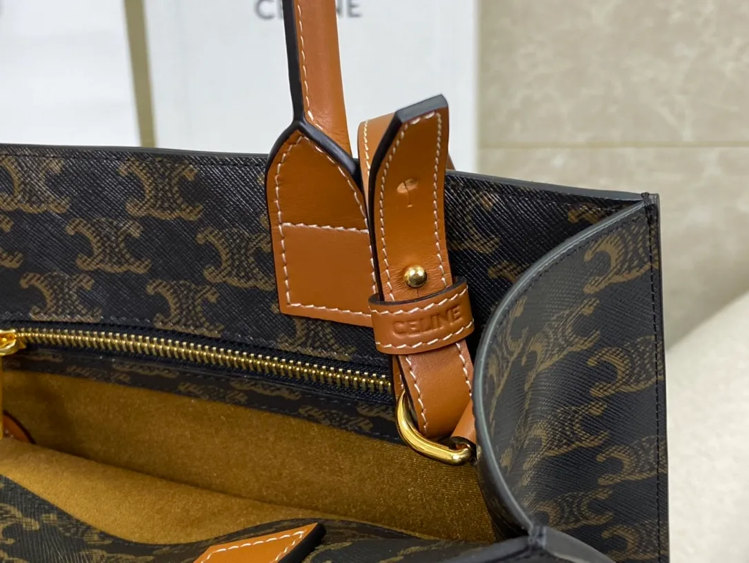 💰1240 The top product in the market 𝐂𝐄𝐋𝐍𝐄 | Small size 𝐓𝐨𝐭𝐞 Mini Tote is the most beautiful encounter this summer〰️ Full of high-end simple style⸝⸝⸝⸝⸝ Super versatile item/can be used for almost all clothes! Whether it's a crossbody or a handbag, it's very suitable🌾 It's so cute💓 It's a "hidden but hidden" bag that can't be packed easily❏ 𝑆　𝑧𝑒: 𝟮𝟴.𝟱*𝟯𝟯*𝟴𝒄𝒎 Model: 191542