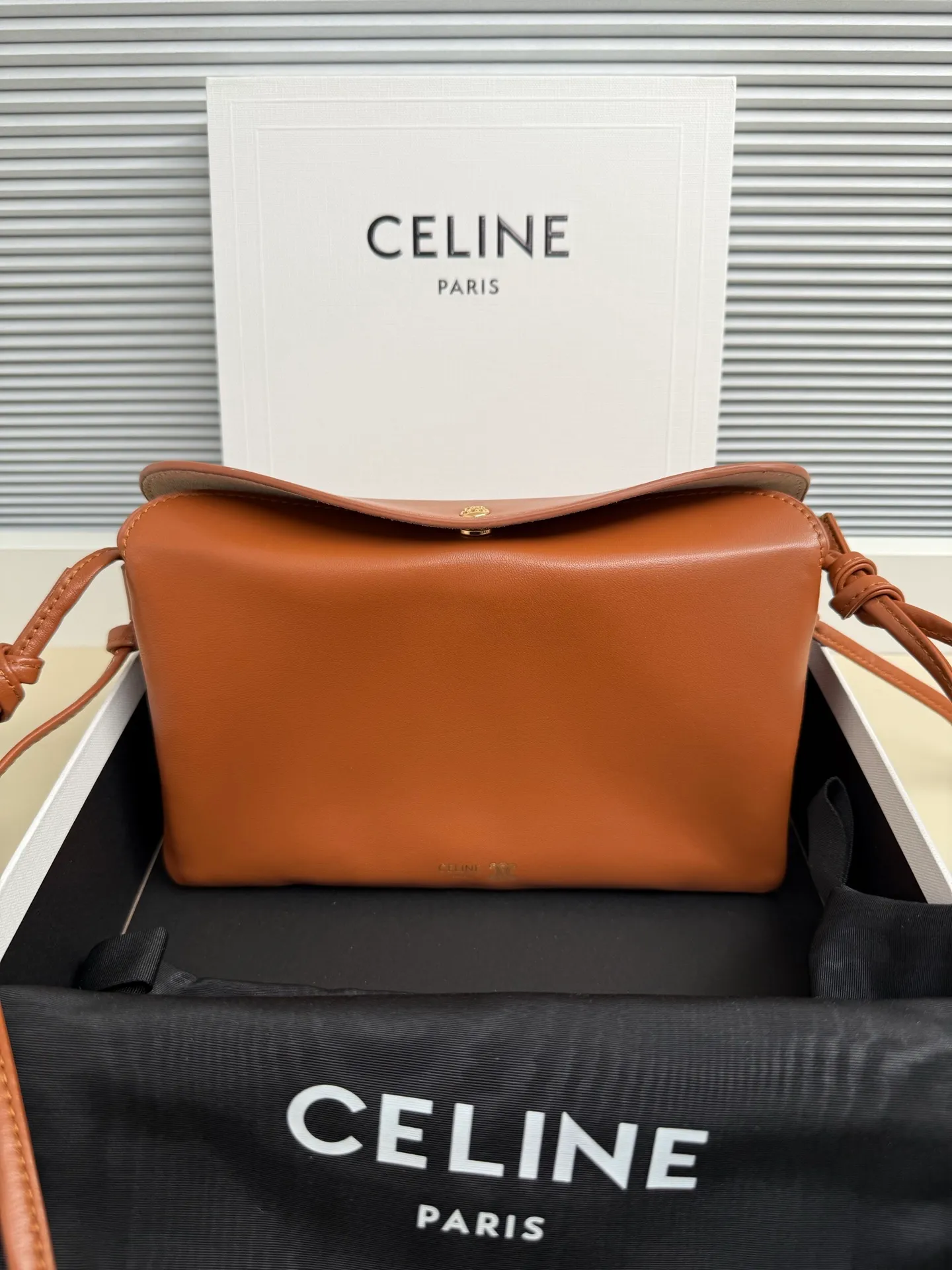750. The new model retains the classic three-layer design while fully upgrading the details ~ 100% adaptability 💯 💡Three changes: . The front and back bags are changed to metal buckle design, which makes it more casual and sexy. The shoulder straps are knotted and the length can be adjusted as desired. The logo is moved to the bottom of the bag, which is refined and unobtrusive. Size: 22cm. 10p1724