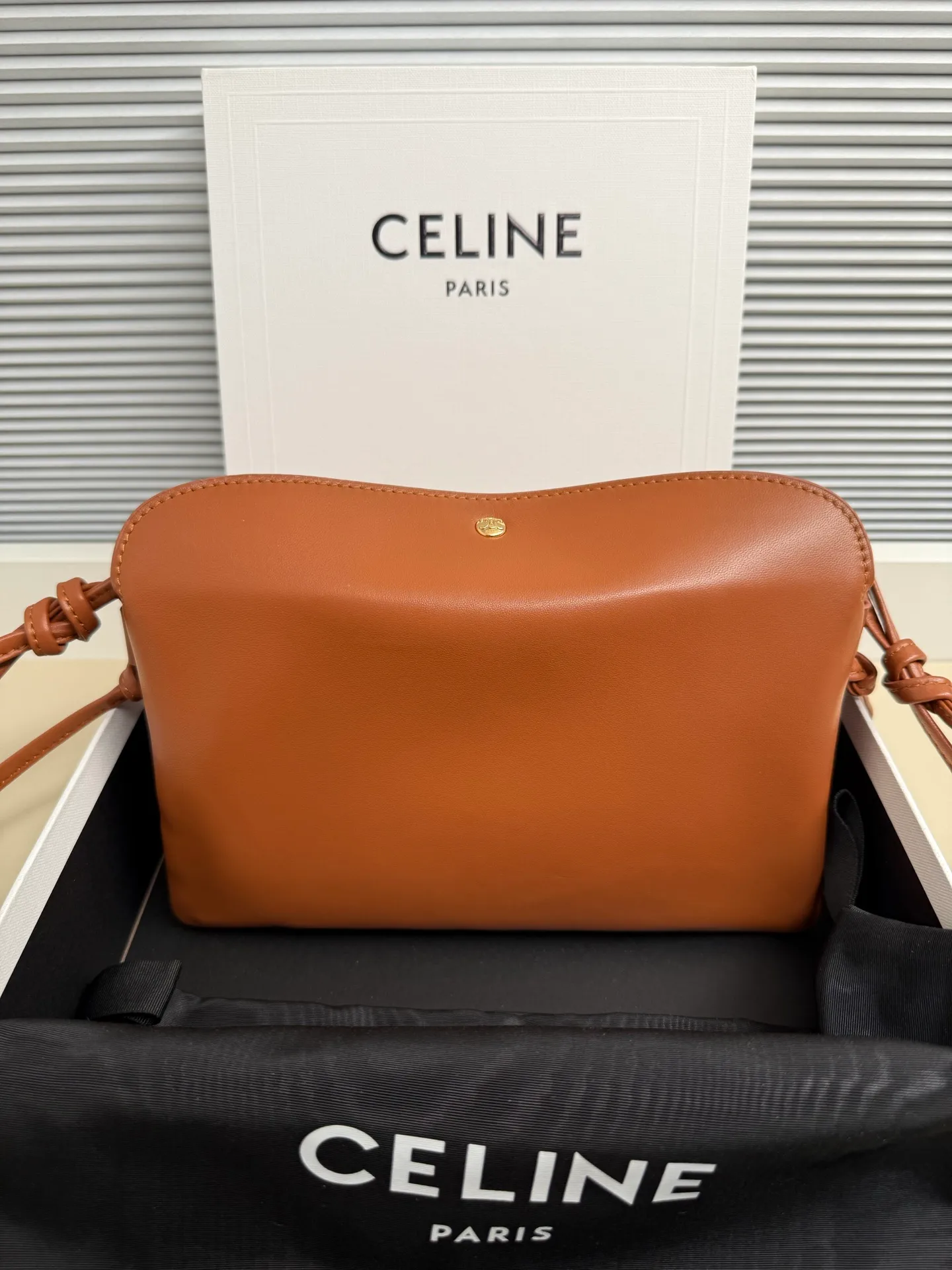750. The new model retains the classic three-layer design while fully upgrading the details ~ 100% adaptability 💯 💡Three changes: . The front and back bags are changed to metal buckle design, which makes it more casual and sexy. The shoulder straps are knotted and the length can be adjusted as desired. The logo is moved to the bottom of the bag, which is refined and unobtrusive. Size: 22cm. 10p1724