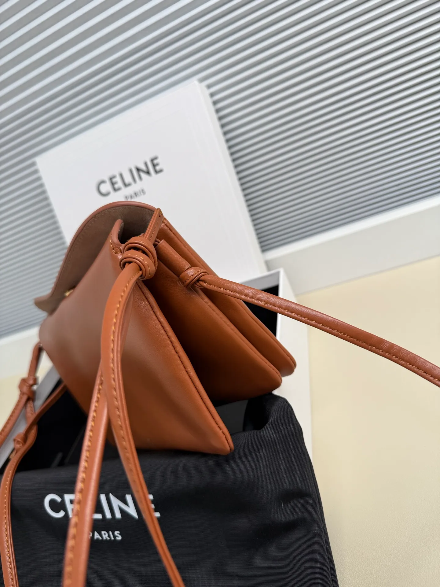 750. The new model retains the classic three-layer design while fully upgrading the details ~ 100% adaptability 💯 💡Three changes: . The front and back bags are changed to metal buckle design, which makes it more casual and sexy. The shoulder straps are knotted and the length can be adjusted as desired. The logo is moved to the bottom of the bag, which is refined and unobtrusive. Size: 22cm. 10p1724