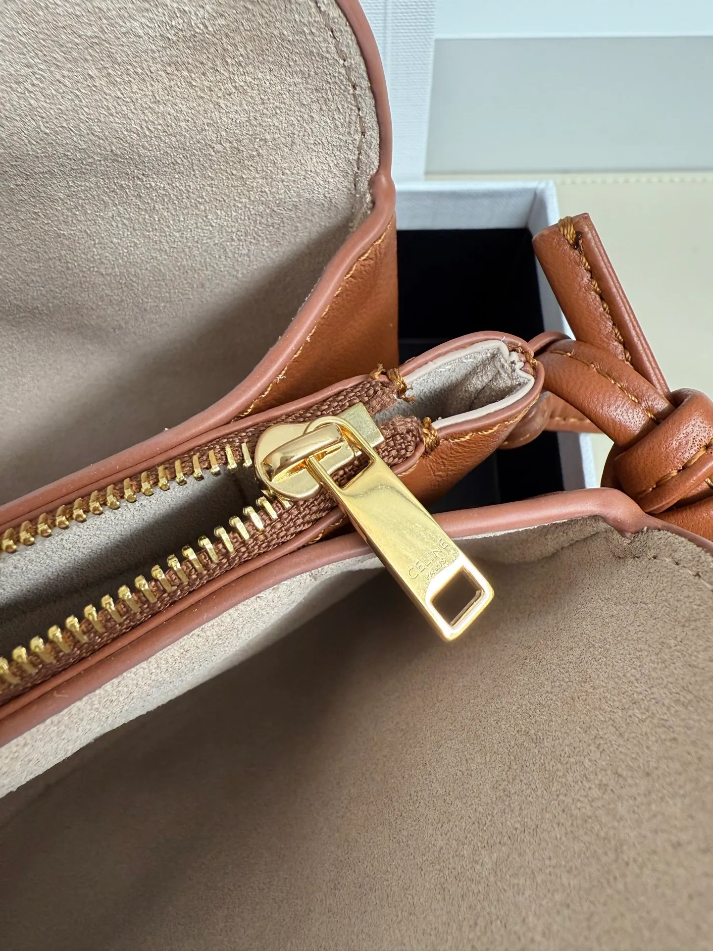 750. The new model retains the classic three-layer design while fully upgrading the details ~ 100% adaptability 💯 💡Three changes: . The front and back bags are changed to metal buckle design, which makes it more casual and sexy. The shoulder straps are knotted and the length can be adjusted as desired. The logo is moved to the bottom of the bag, which is refined and unobtrusive. Size: 22cm. 10p1724