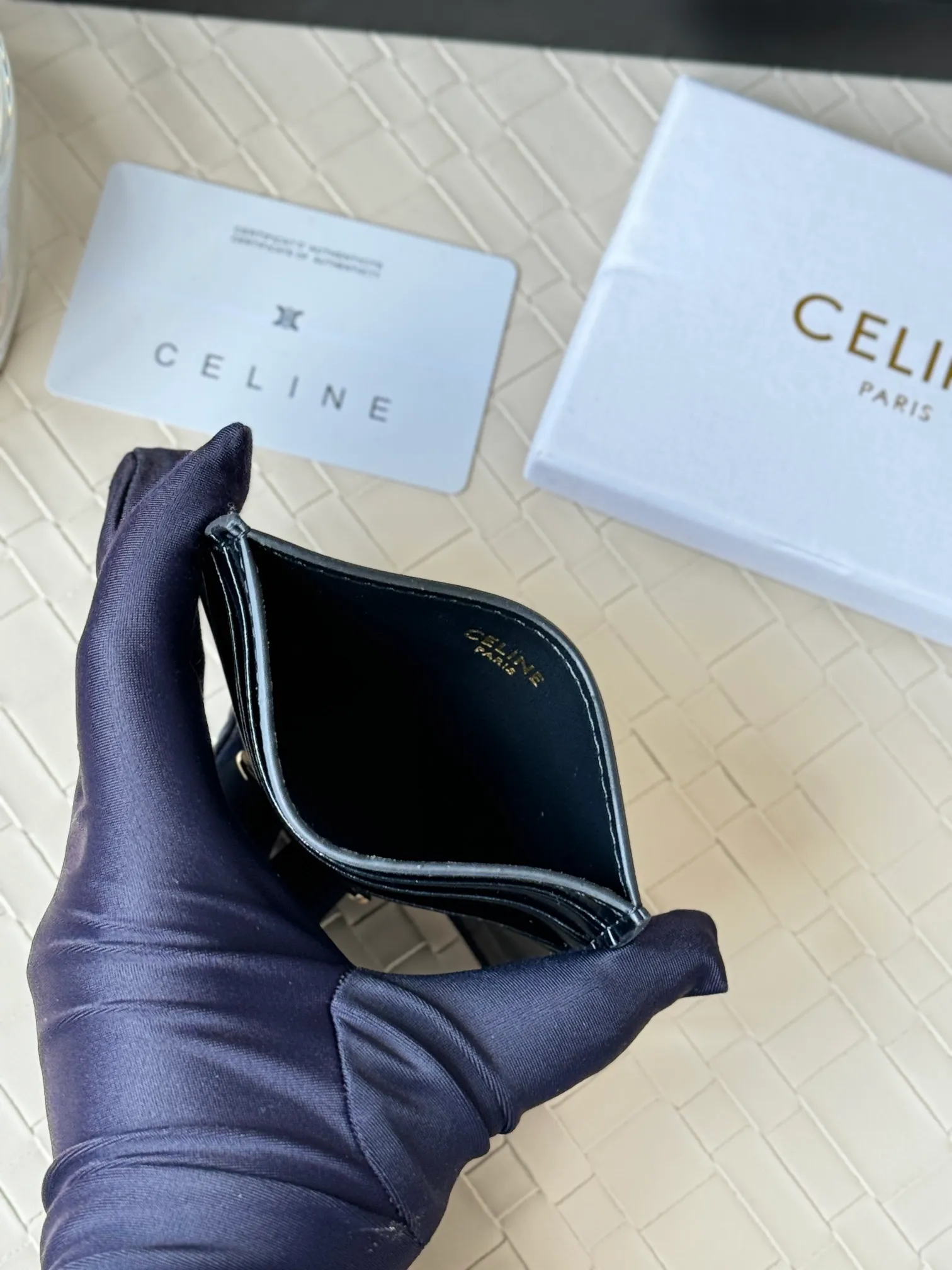 💰100 super mini card holder CELINE's new embossed logo card holder, made of first-layer cowhide, two card slots + one middle pocket Style number: 10L833 Size: 10.5×7cm
