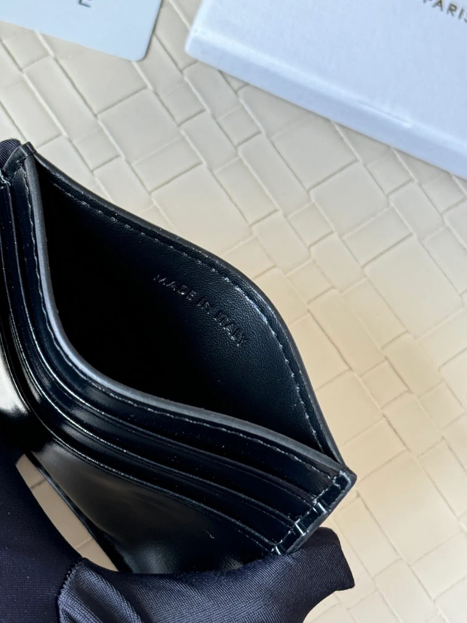 💰100 super mini card holder CELINE's new embossed logo card holder, made of first-layer cowhide, two card slots + one middle pocket Style number: 10L833 Size: 10.5×7cm