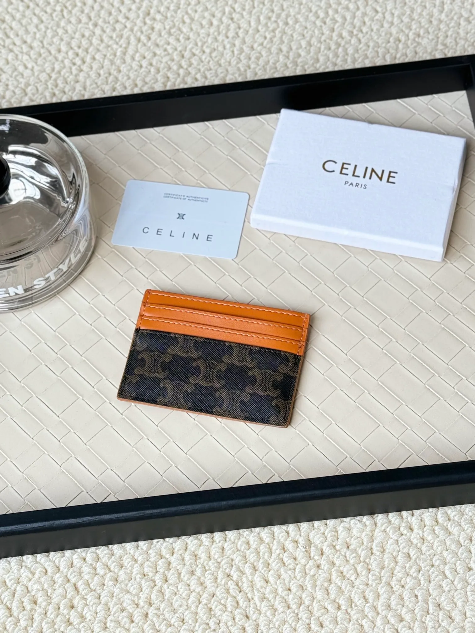 💰100 super mini card holder CELINE's new embossed logo card holder, made of first-layer cowhide, two card slots + one middle pocket Style number: 10L833 Size: 10.5×7cm