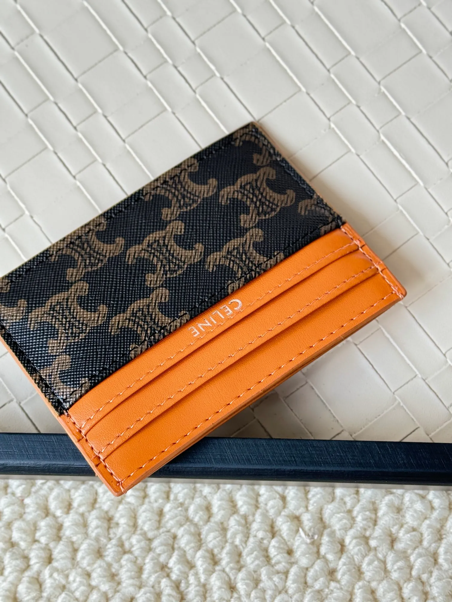 💰100 super mini card holder CELINE's new embossed logo card holder, made of first-layer cowhide, two card slots + one middle pocket Style number: 10L833 Size: 10.5×7cm