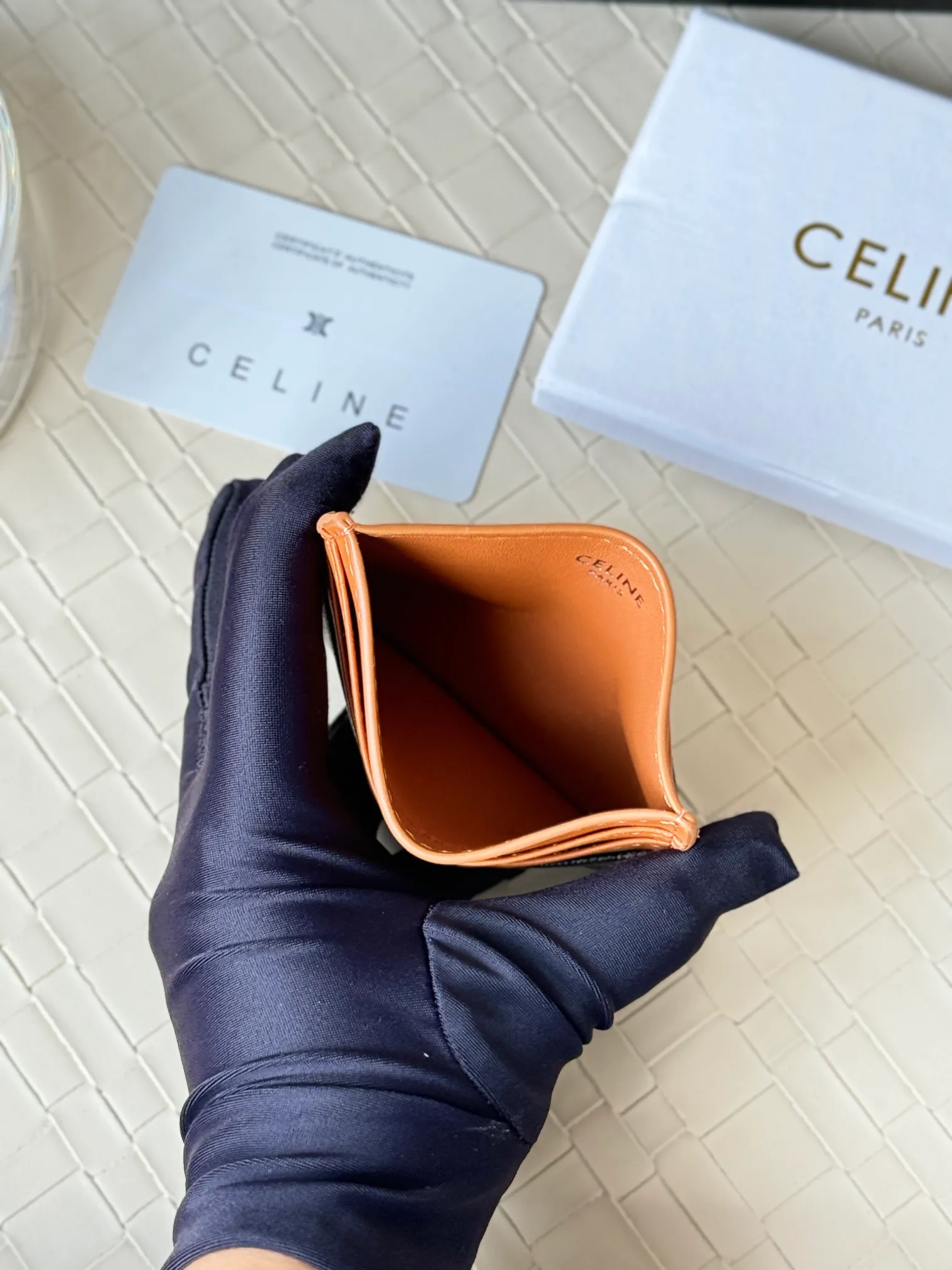 💰100 super mini card holder CELINE's new embossed logo card holder, made of first-layer cowhide, two card slots + one middle pocket Style number: 10L833 Size: 10.5×7cm