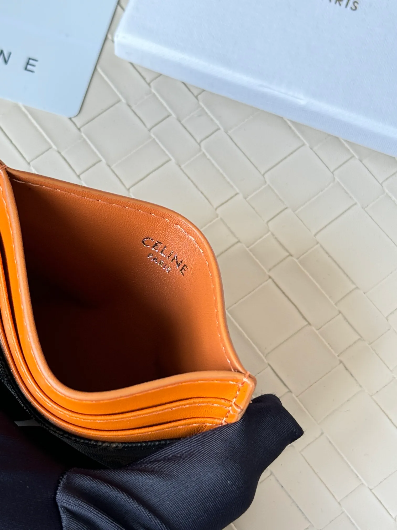 💰100 super mini card holder CELINE's new embossed logo card holder, made of first-layer cowhide, two card slots + one middle pocket Style number: 10L833 Size: 10.5×7cm