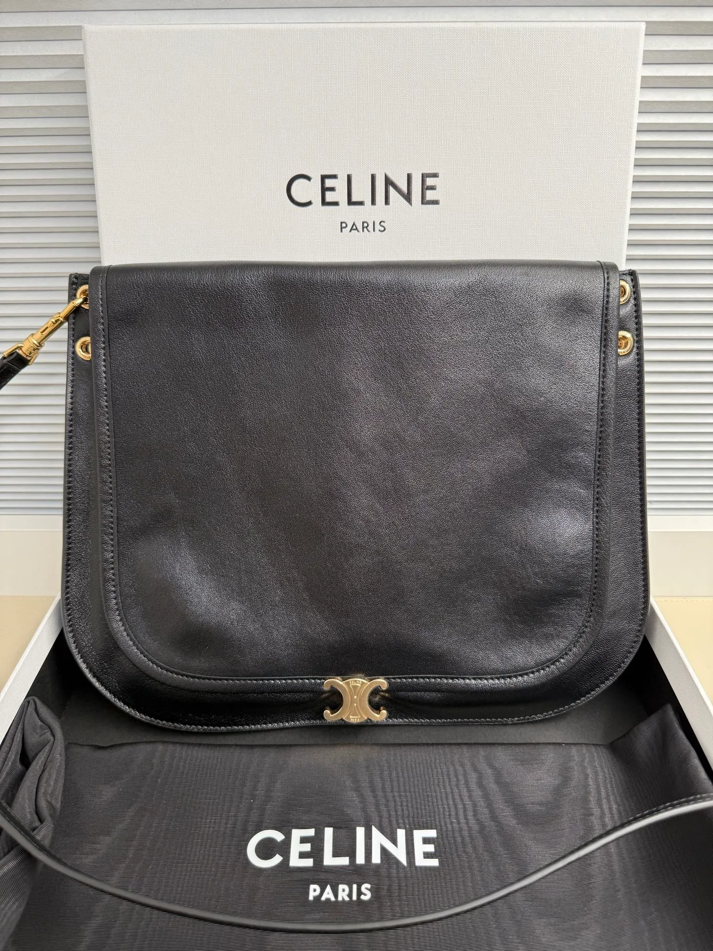p1900 CELINE Besace Relaxed large bag🖤 Soft Triomphe Besace ~ A large bag that can be relaxed at any time. It is still cool in black [kiss an R] Fashionable black gold refreshes the perception of the weight of large bags☁️ Shiny lambskin The material is light and this piece is very stable [see R] ▪️Size (35x25x13cm)🖤 Model: 123632