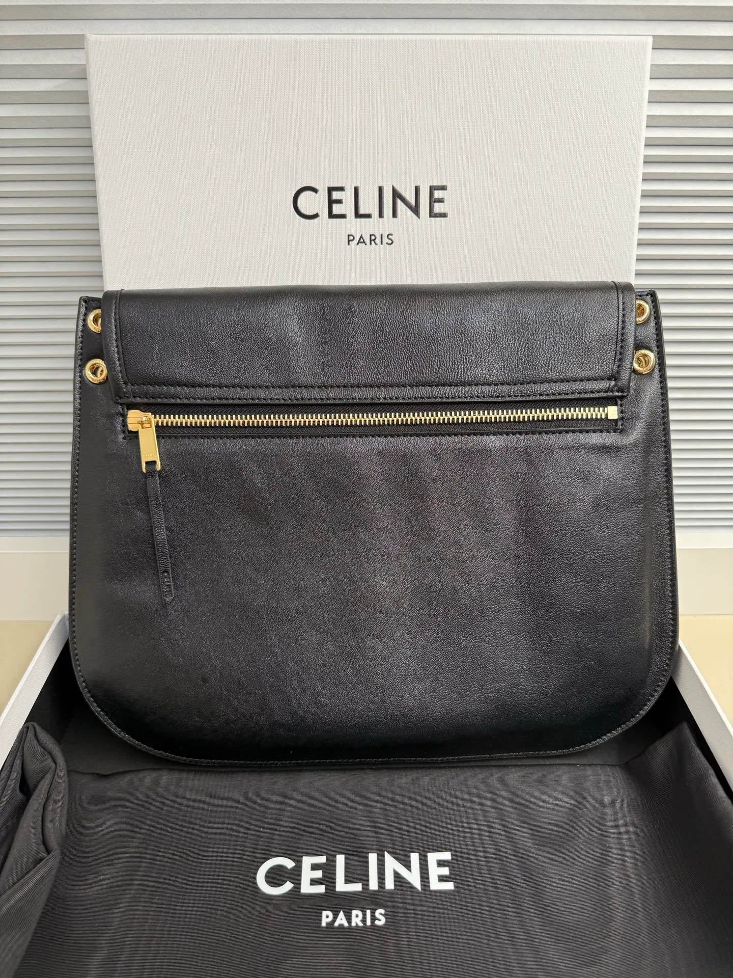 p1900 CELINE Besace Relaxed large bag🖤 Soft Triomphe Besace ~ A large bag that can be relaxed at any time. It is still cool in black [kiss an R] Fashionable black gold refreshes the perception of the weight of large bags☁️ Shiny lambskin The material is light and this piece is very stable [see R] ▪️Size (35x25x13cm)🖤 Model: 123632