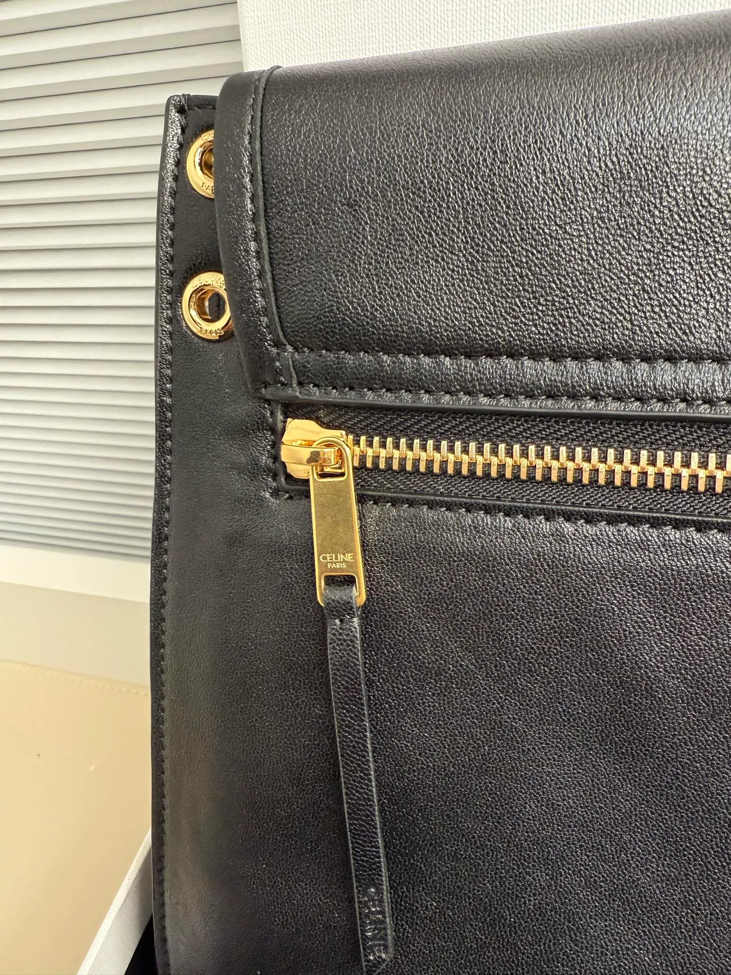 p1900 CELINE Besace Relaxed large bag🖤 Soft Triomphe Besace ~ A large bag that can be relaxed at any time. It is still cool in black [kiss an R] Fashionable black gold refreshes the perception of the weight of large bags☁️ Shiny lambskin The material is light and this piece is very stable [see R] ▪️Size (35x25x13cm)🖤 Model: 123632
