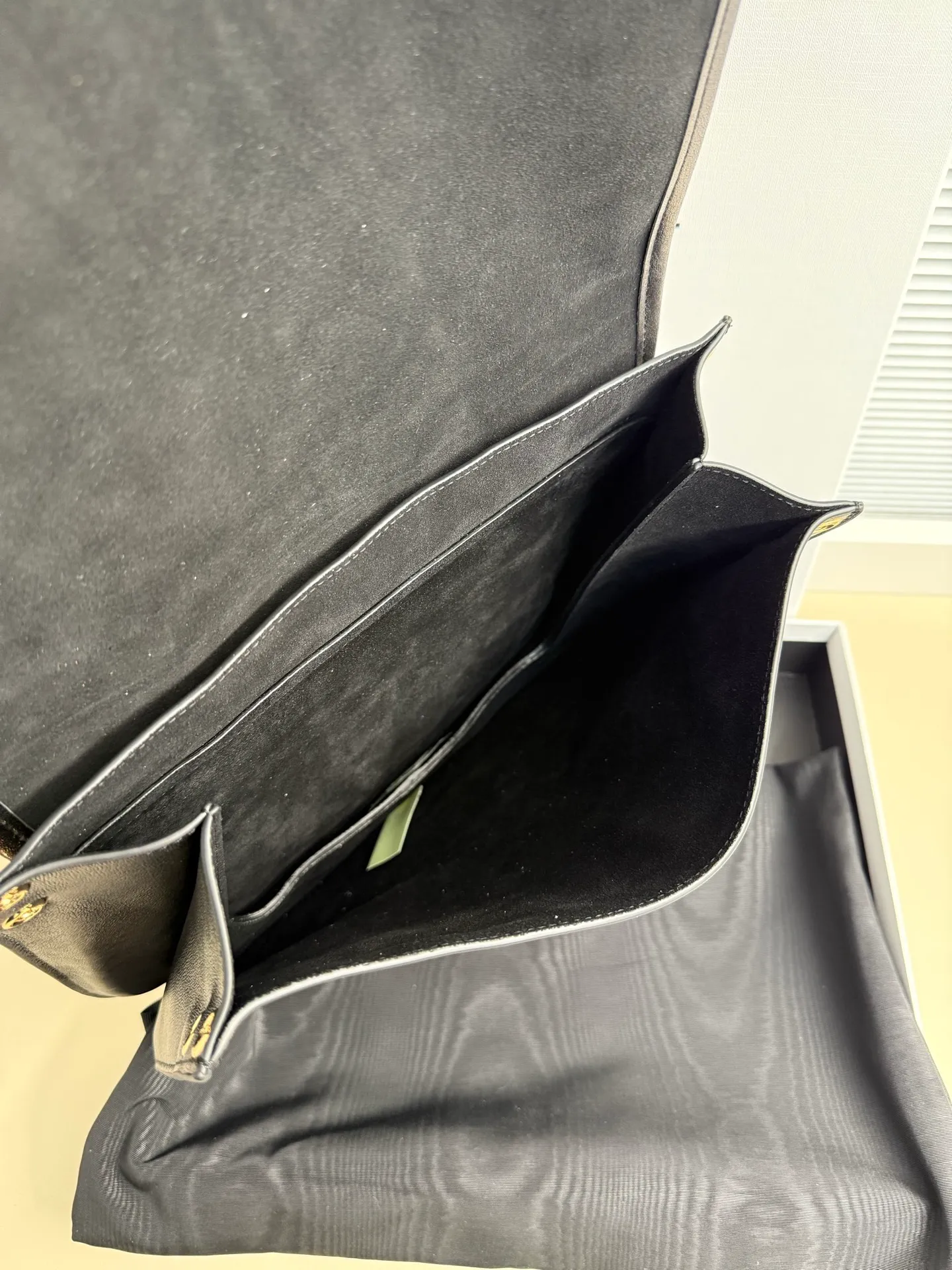p1900 CELINE Besace Relaxed large bag🖤 Soft Triomphe Besace ~ A large bag that can be relaxed at any time. It is still cool in black [kiss an R] Fashionable black gold refreshes the perception of the weight of large bags☁️ Shiny lambskin The material is light and this piece is very stable [see R] ▪️Size (35x25x13cm)🖤 Model: 123632