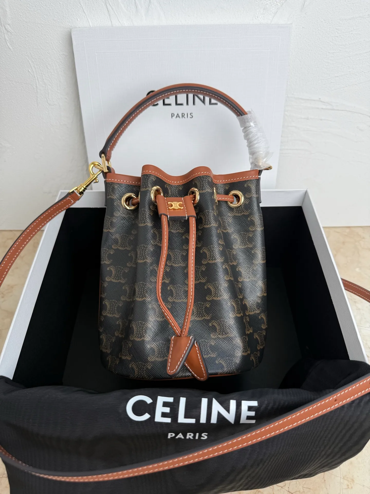 💰1260. New product launched🅰️🅰️ CE popular drawstring bucket bag! CE new small bucket CLARA. Extra large capacity, drawstring closure design, plus carrying handle, classic ocher brown Arc de Triomphe print, wear-resistant and stain-resistant, fabric lining, gold finish 🉑️Hand-held 🉑️Shoulder 🉑️Crossbody! This new bucket bag is a perfect combination for practical commuting❇️ Style number: 121672 Size: 16x19x16cm (with original packaging)